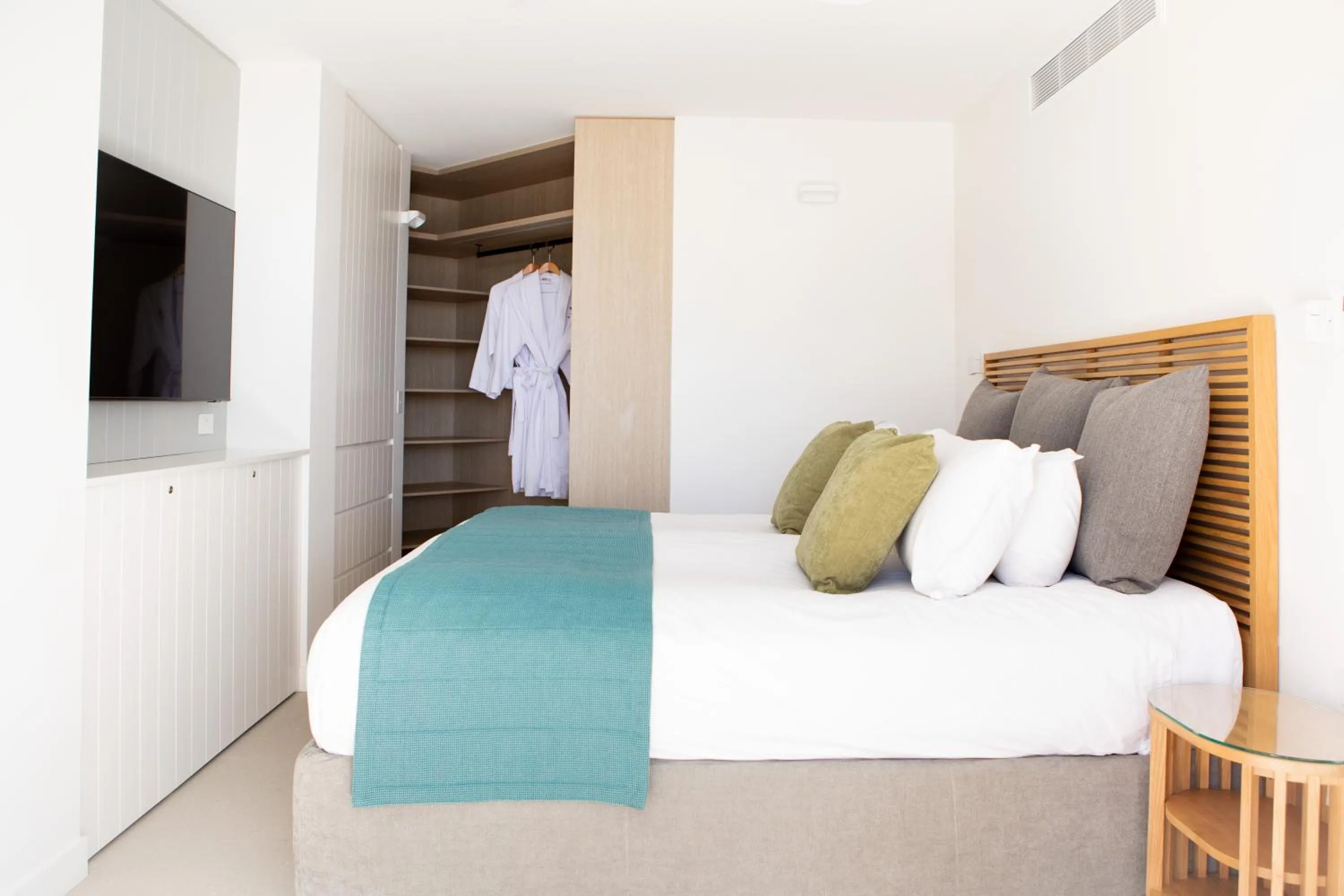 Photo of the whole room, Bed in Netanya Noosa Beachfront Resort