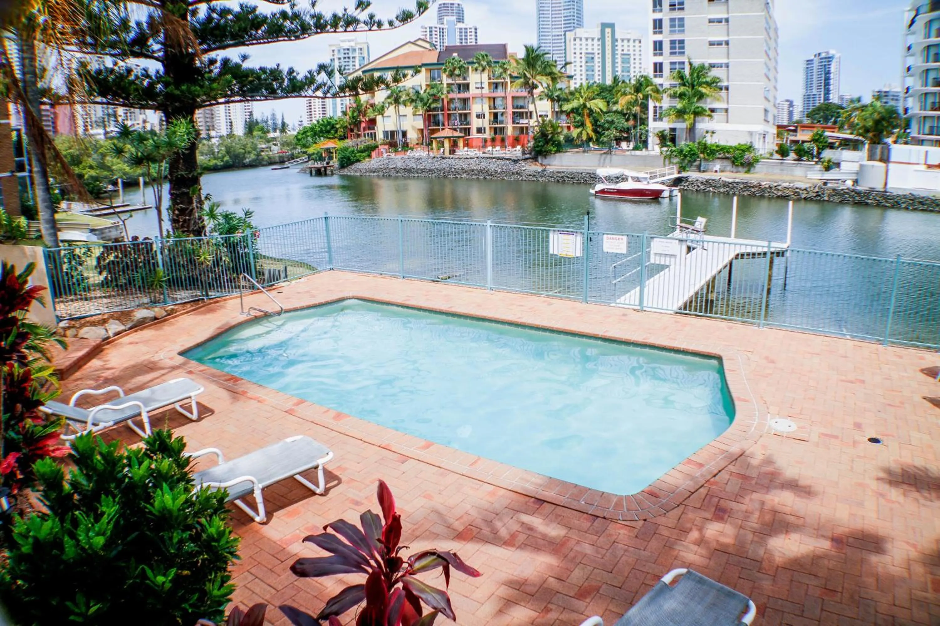 Facade/entrance in Surfers Riverside
