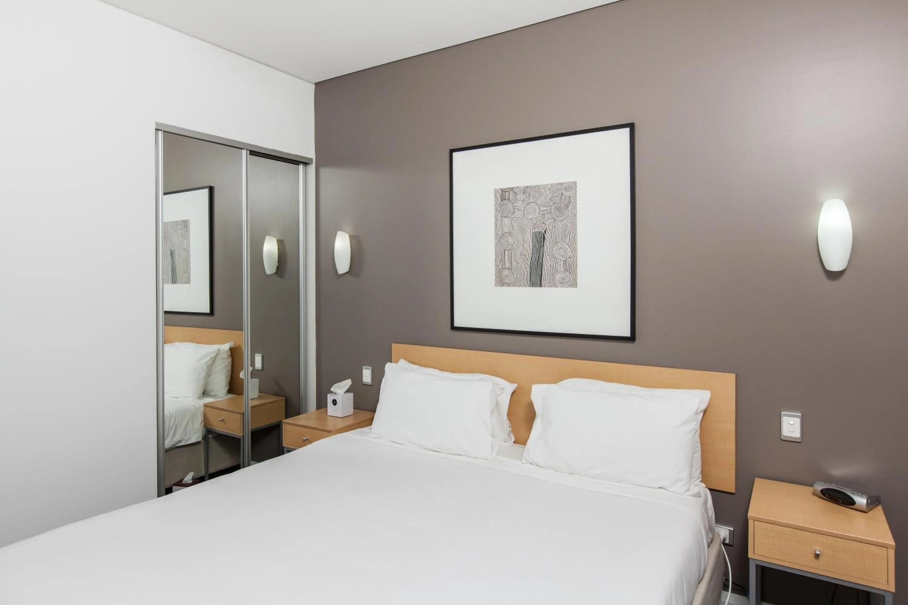 Bedroom, Bed in Majestic Oasis Apartments