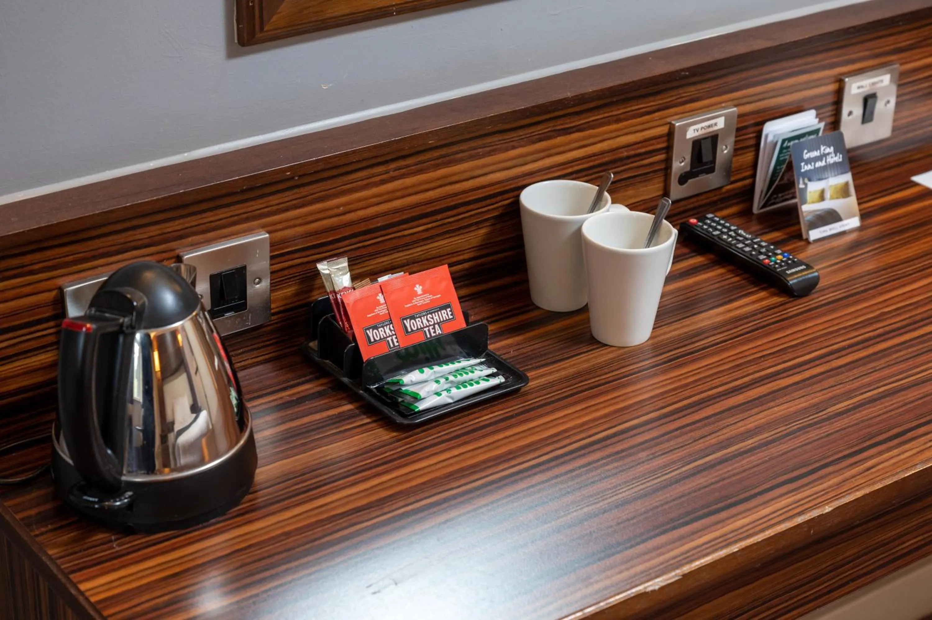 Coffee/tea facilities in The Fernhurst by Greene King Inns