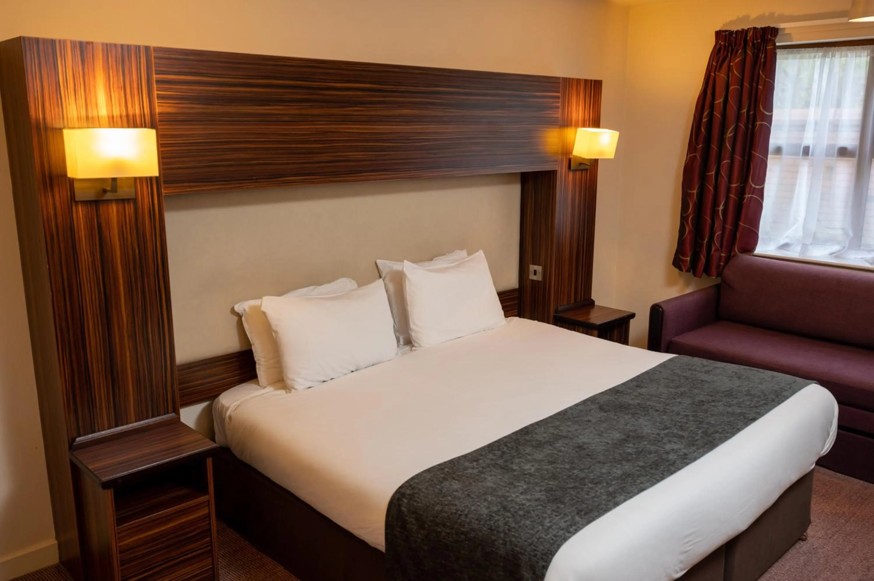 Bed in The Fernhurst by Greene King Inns