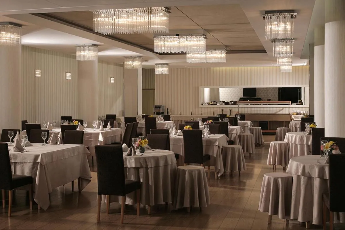 Restaurant/places to eat in Reghina Blue Hotel