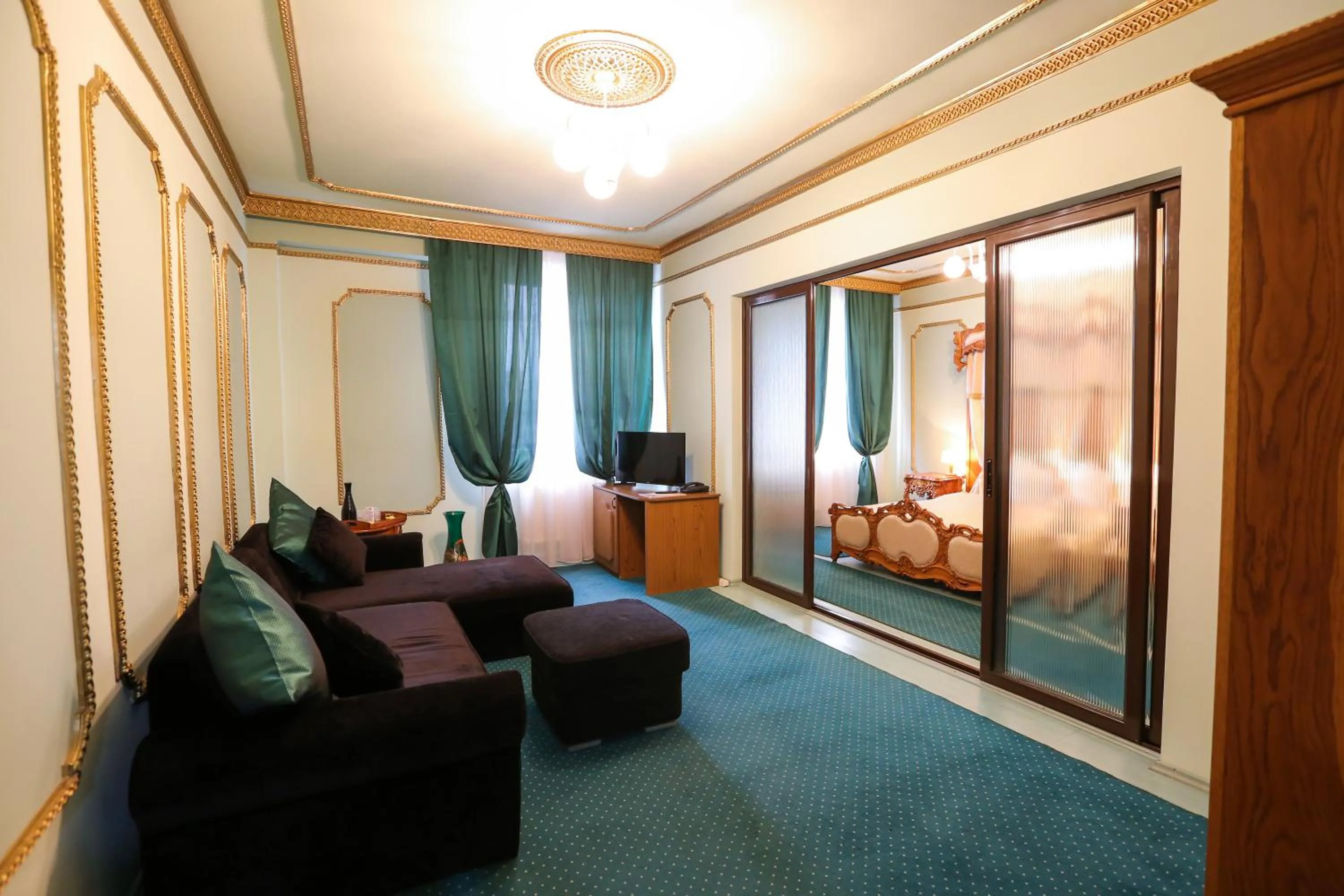 Living room, Bed in Hotel Kreta