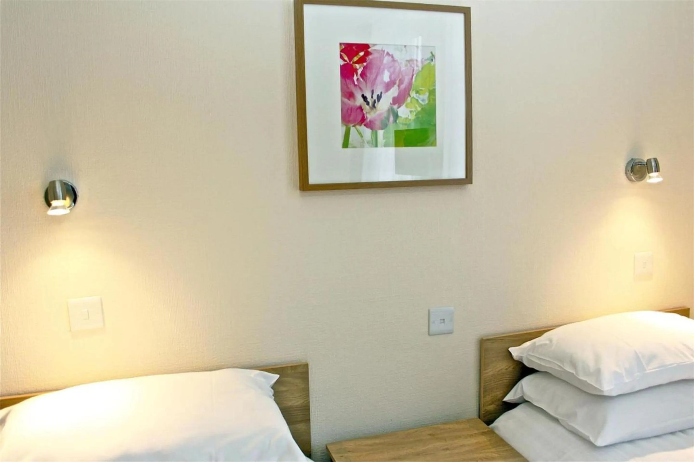 Bedroom, Bed in Central Hotel Golders Green