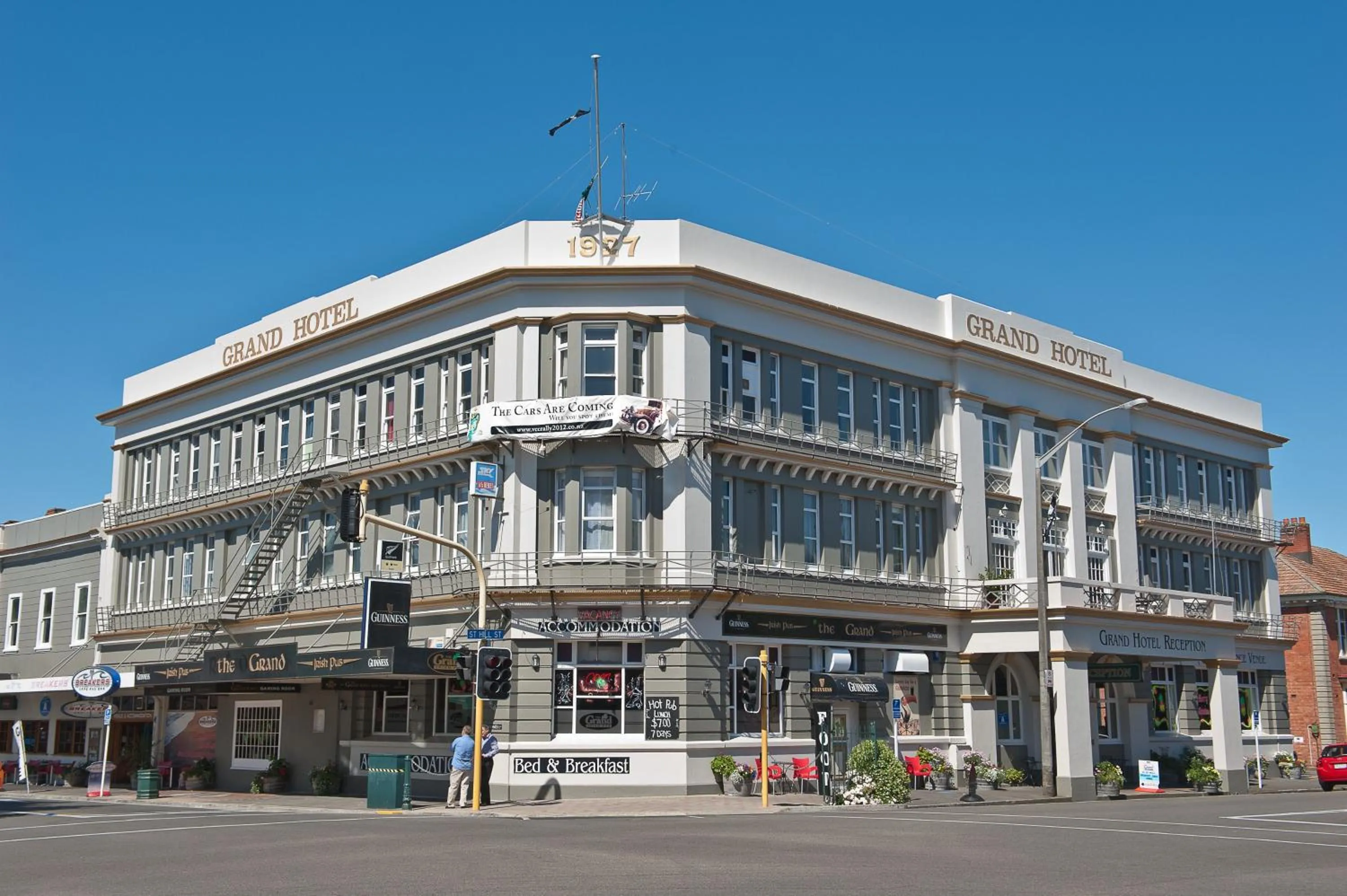 Facade/entrance in The Grand Hotel Wanganui
