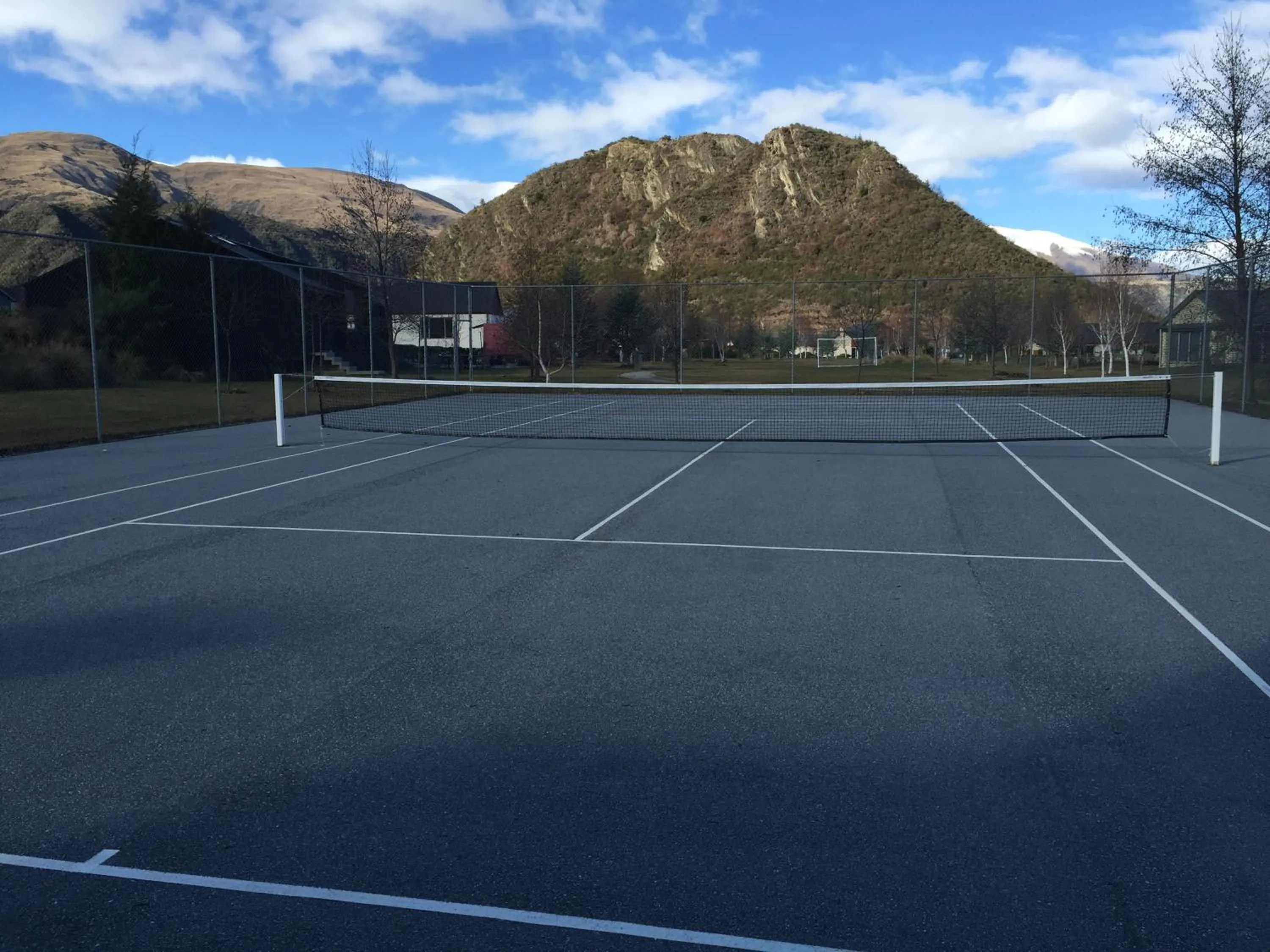 Tennis court in Arrowfield Apartments