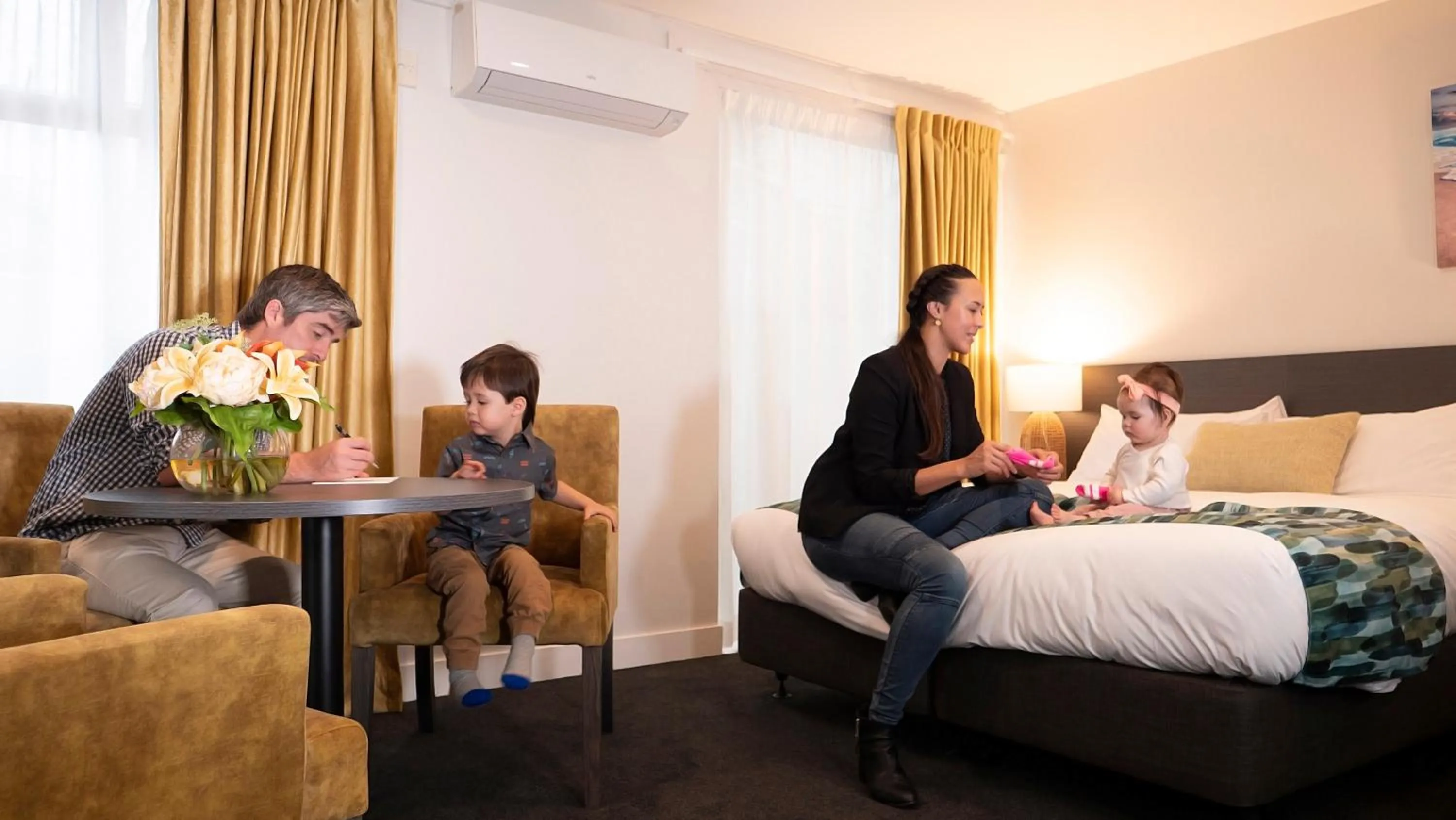 Family, Bed in Carnmore Hotel Takapuna