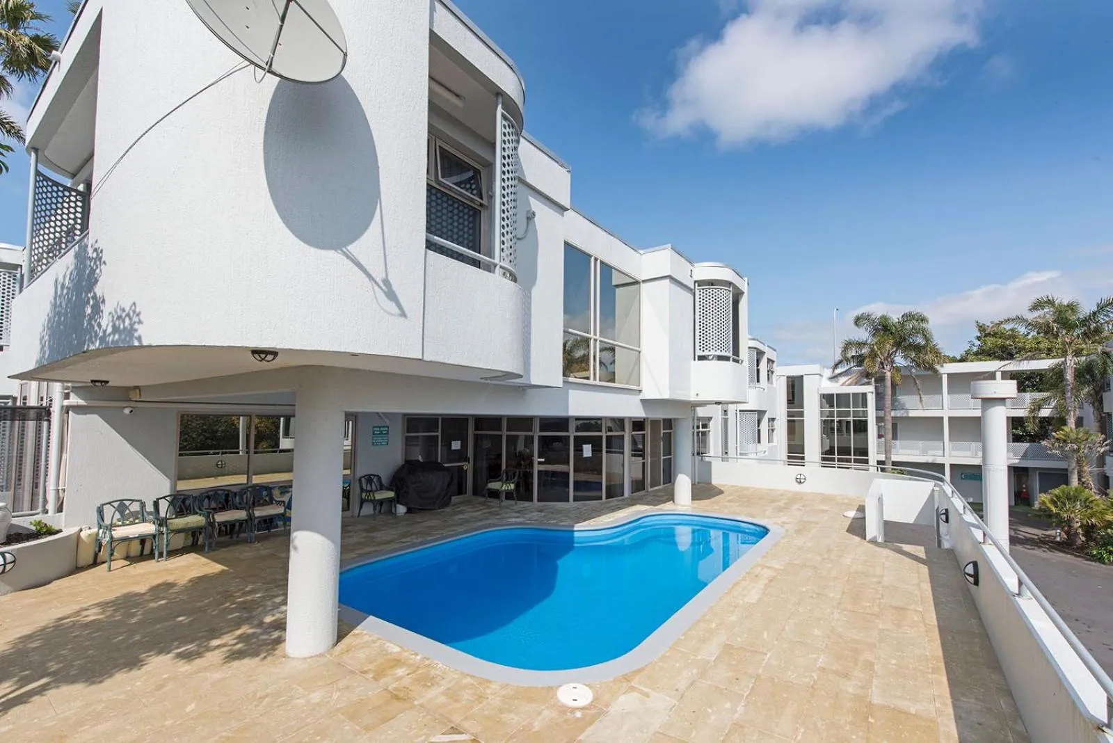 Pool view in Carnmore Hotel Takapuna