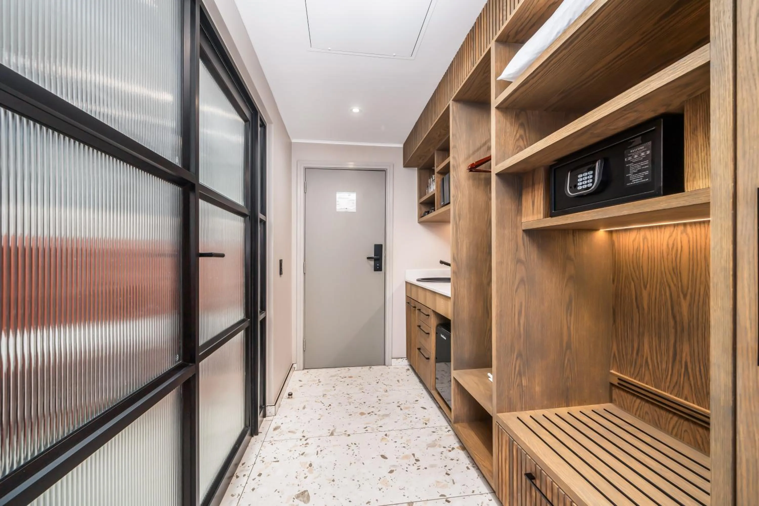 microwave in Courtyard Hotel Gqeberha