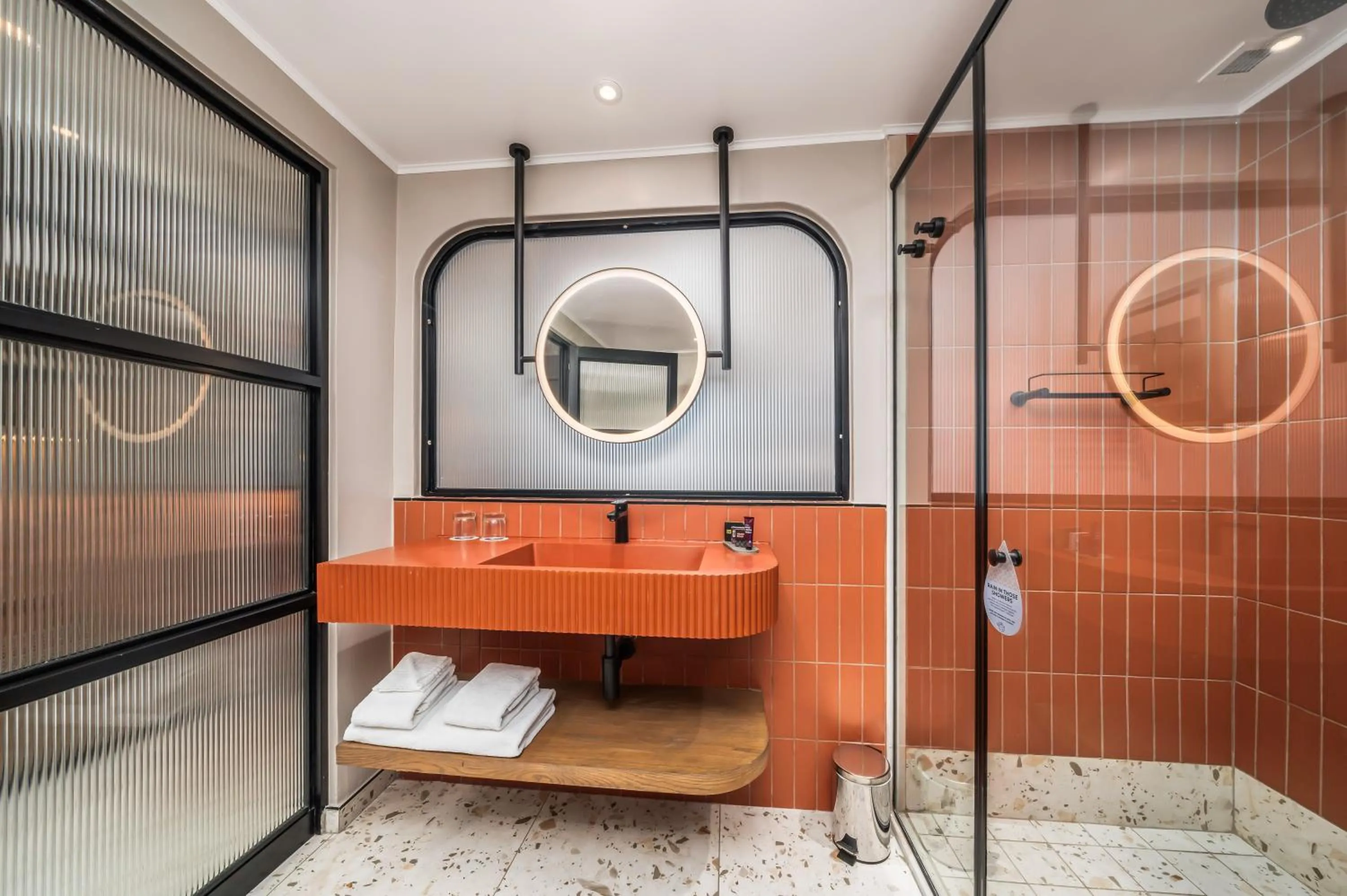 Shower in Courtyard Hotel Gqeberha