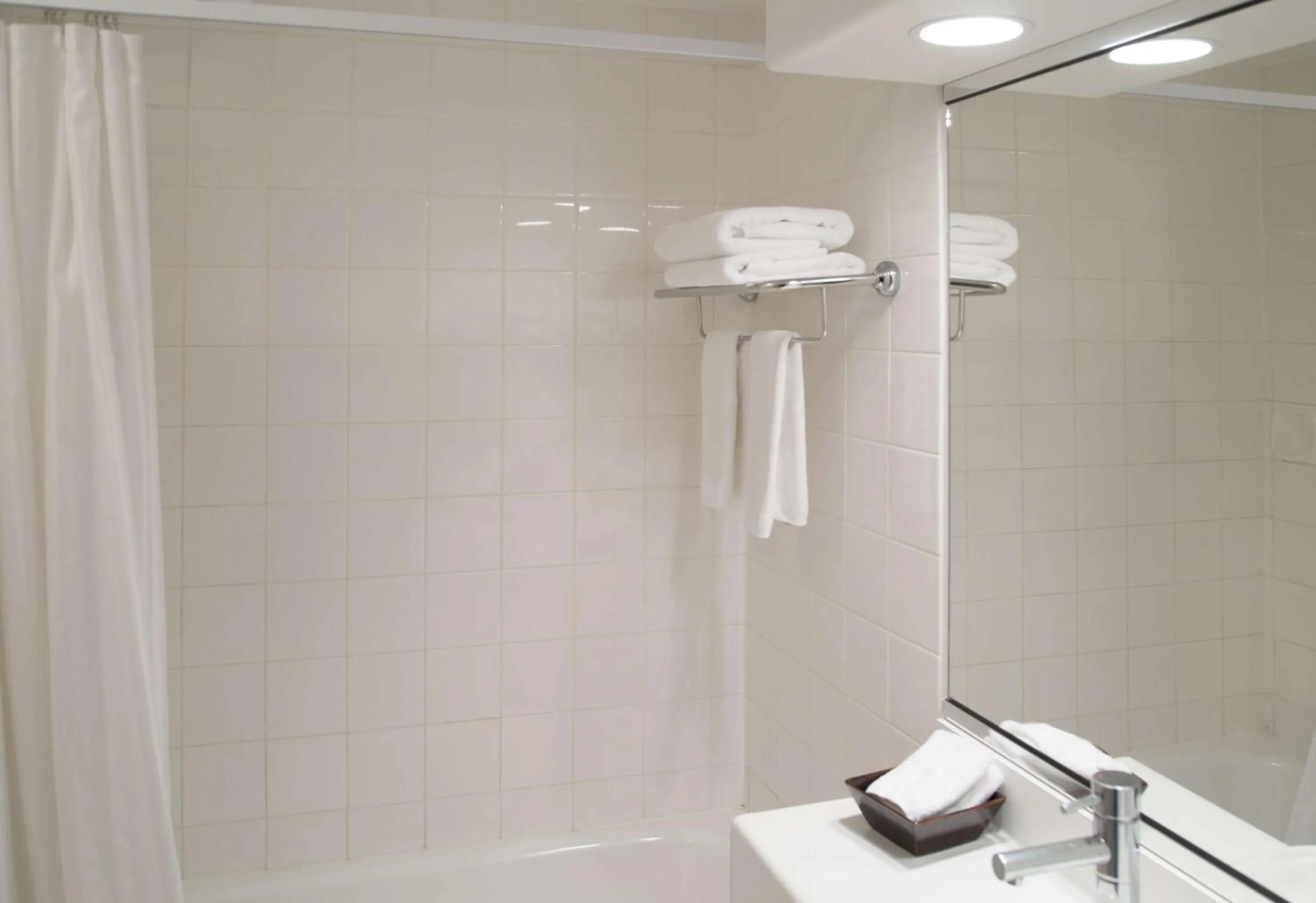 Bathroom in Sudima Hotel Christchurch Airport