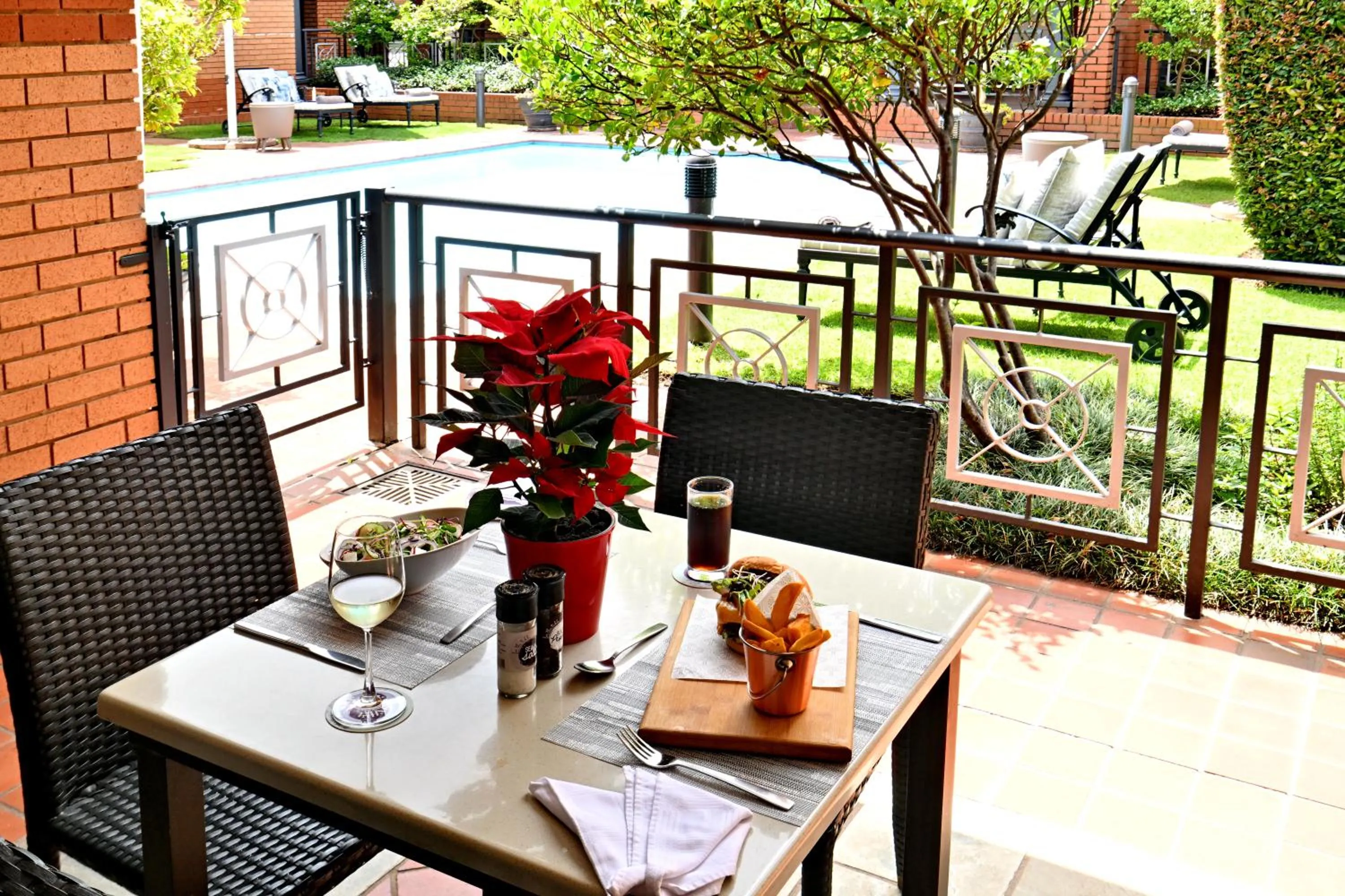 Food and drinks in Courtyard Hotel Rosebank