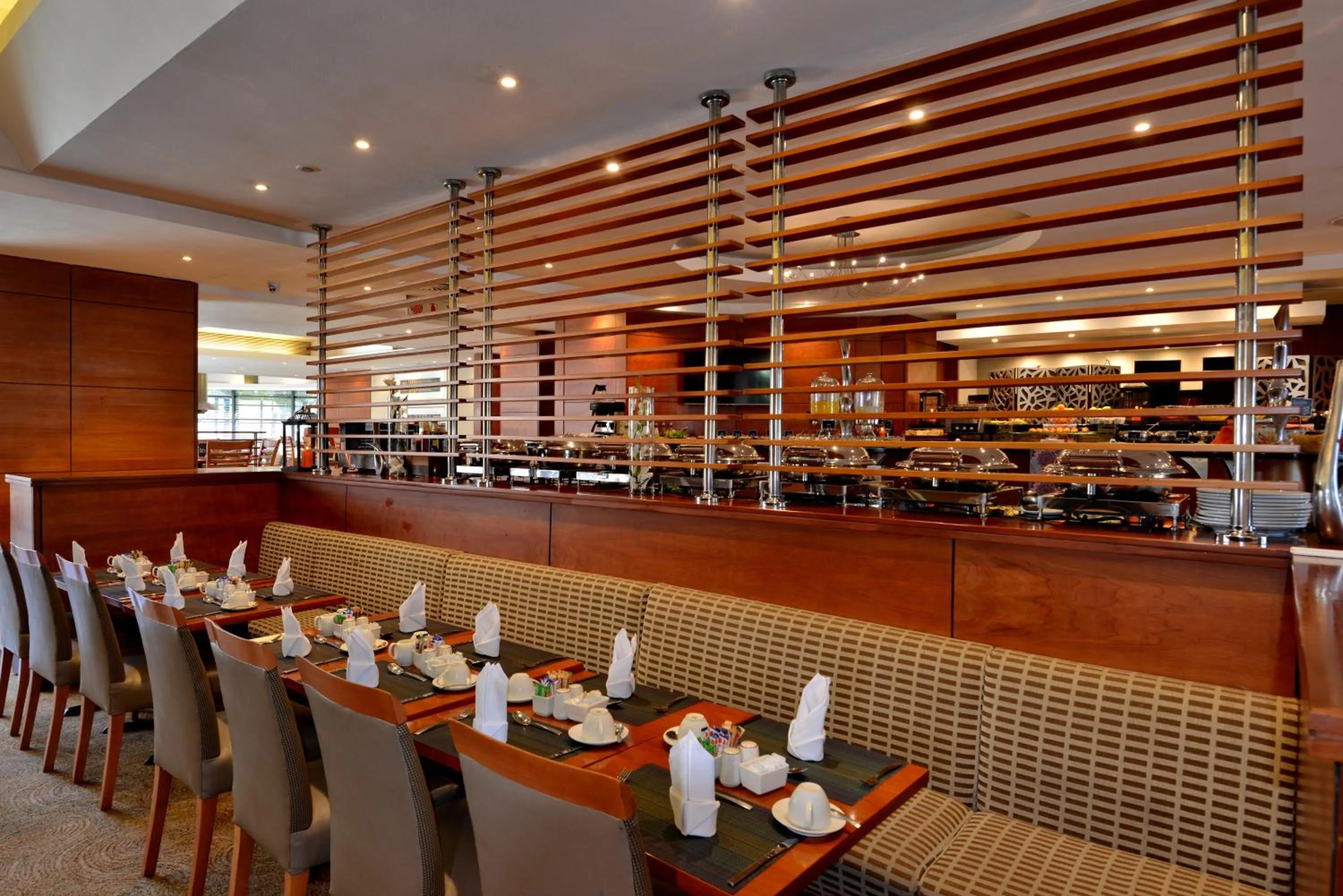 Restaurant/places to eat in City Lodge Hotel Johannesburg Airport, Barbara Road