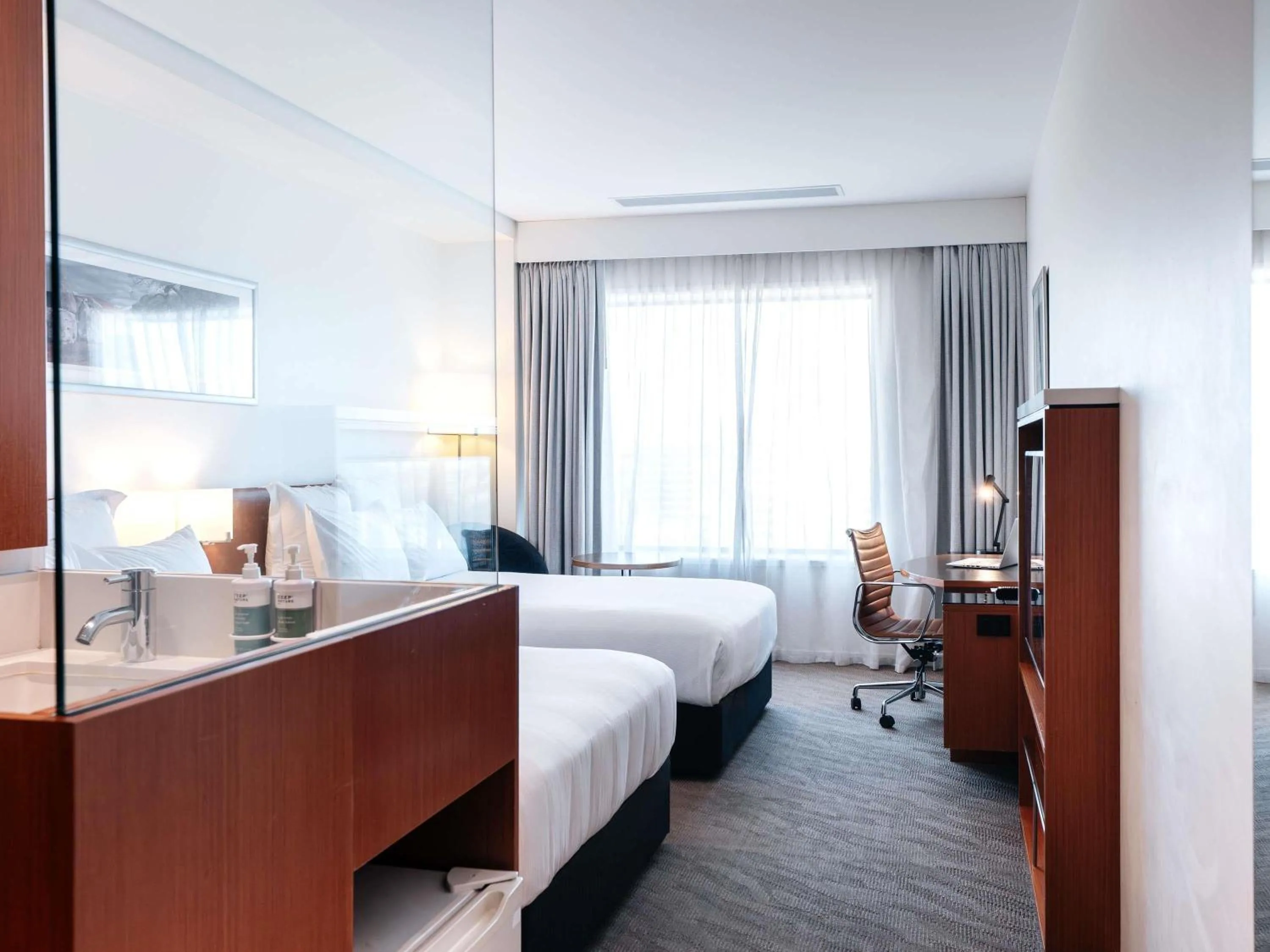 Bedroom, Bed in Novotel Christchurch Cathedral Square