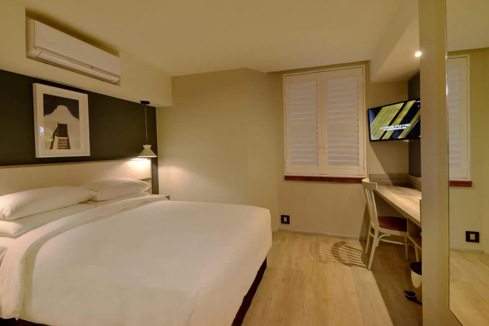 Bedroom, Bed in Town Lodge Bellville