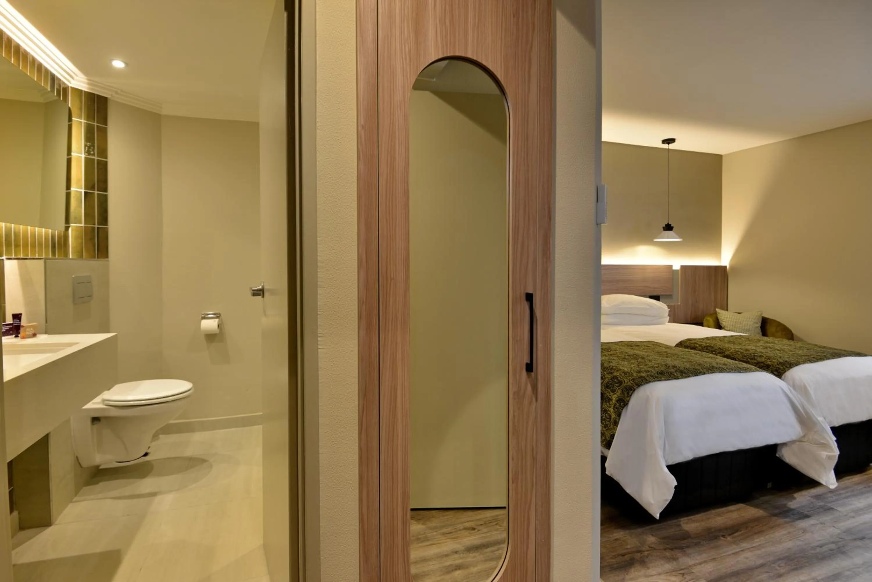 Bedroom, Bed in Town Lodge George