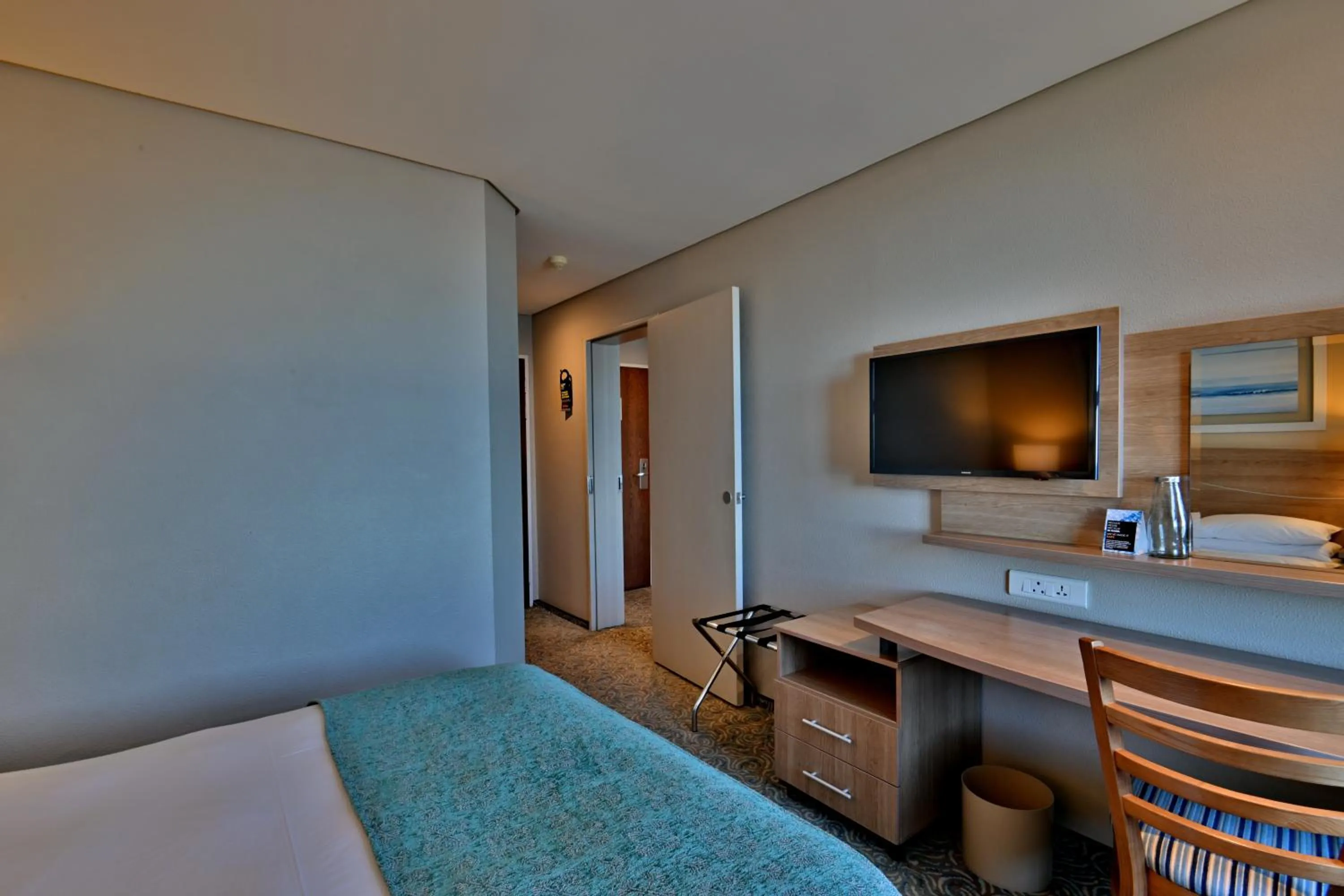 TV and multimedia, Bed in Town Lodge Gqeberha