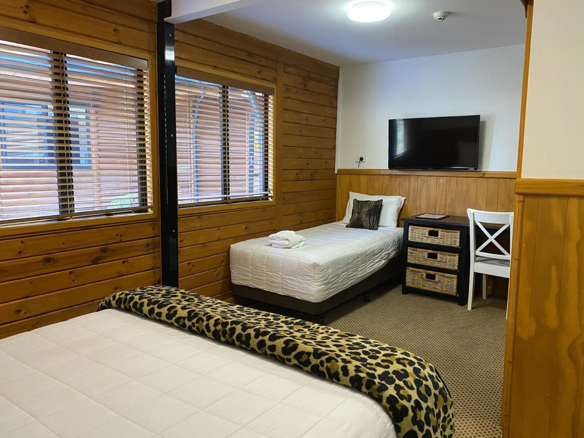 Photo of the whole room, Bed in Lakefront Lodge Taupo