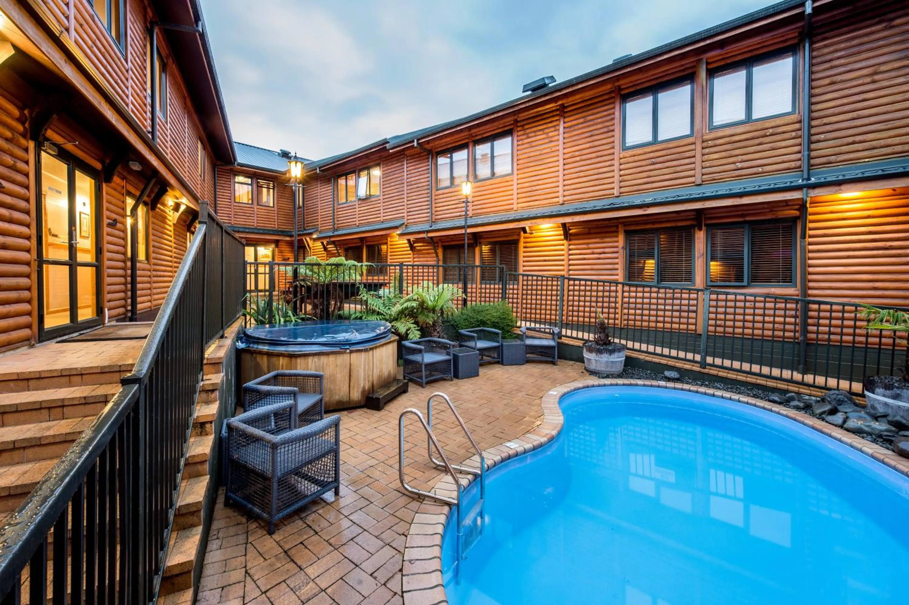 Swimming pool in Lakefront Lodge Taupo