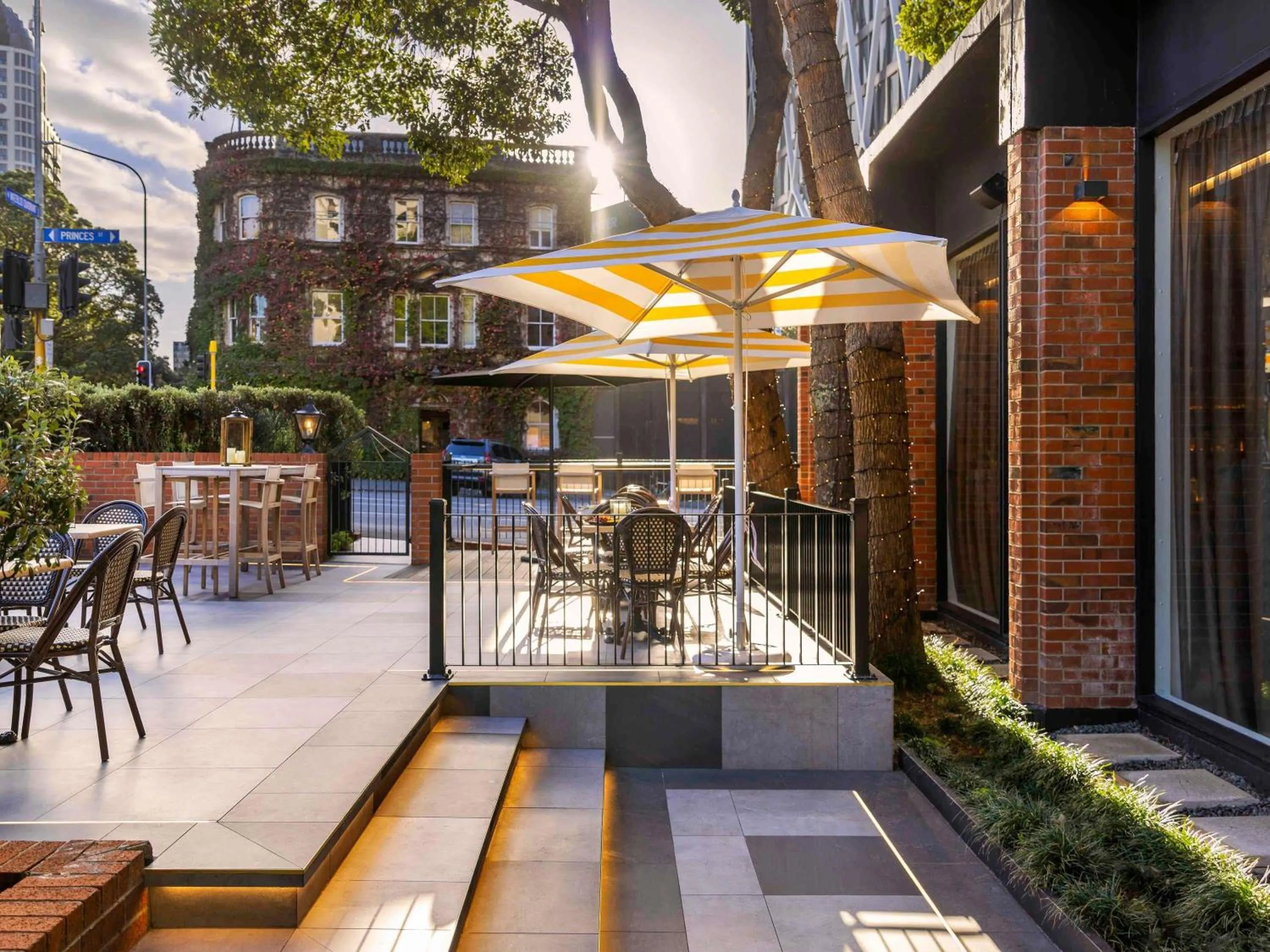 Lounge or bar in Pullman Auckland Hotel & Apartments