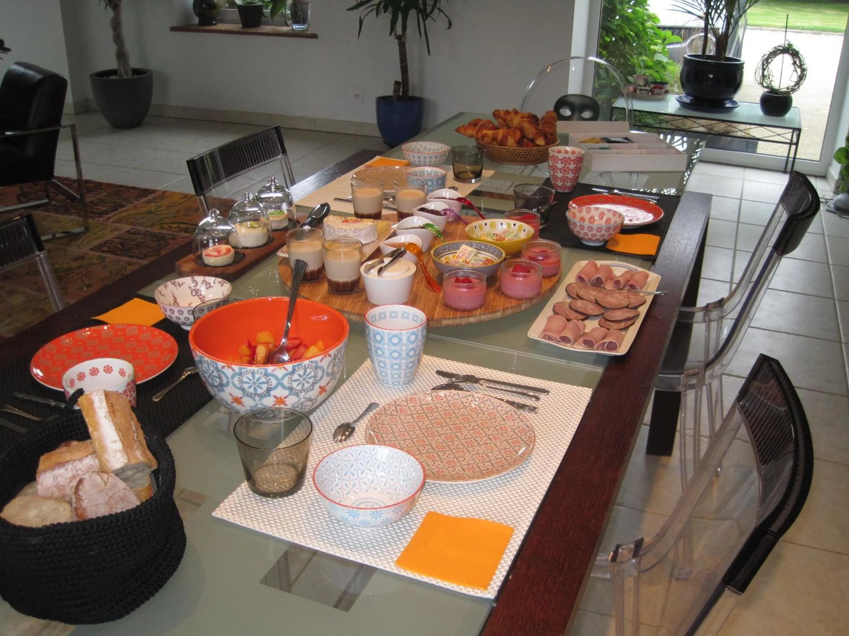 Continental breakfast in Le bouddha du lac