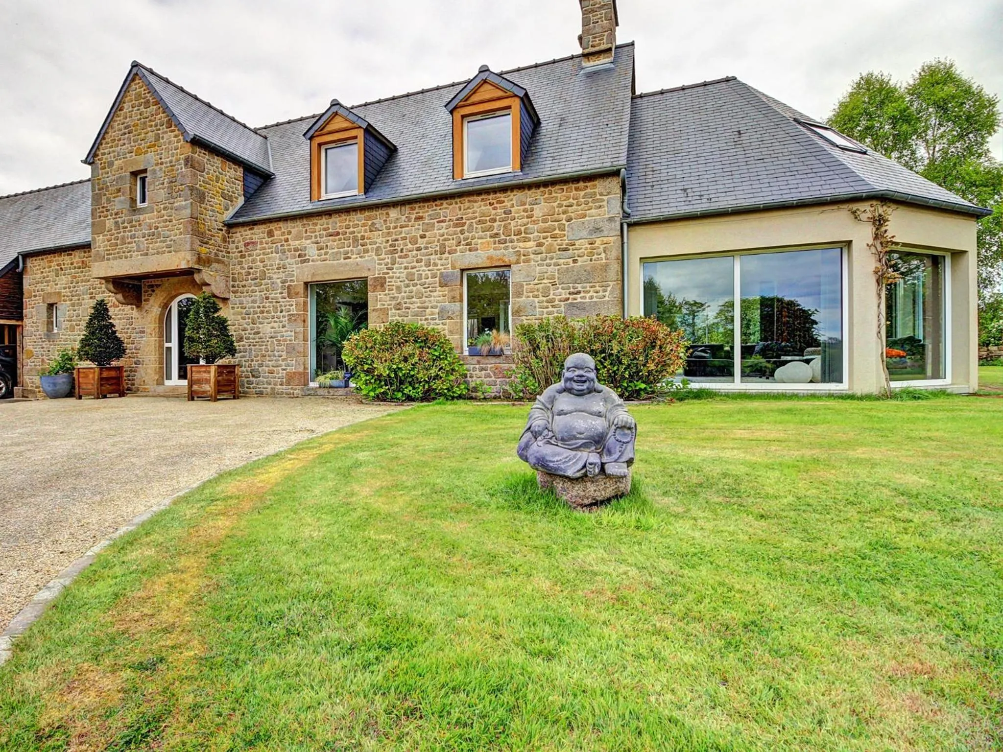 Facade/entrance in Le bouddha du lac