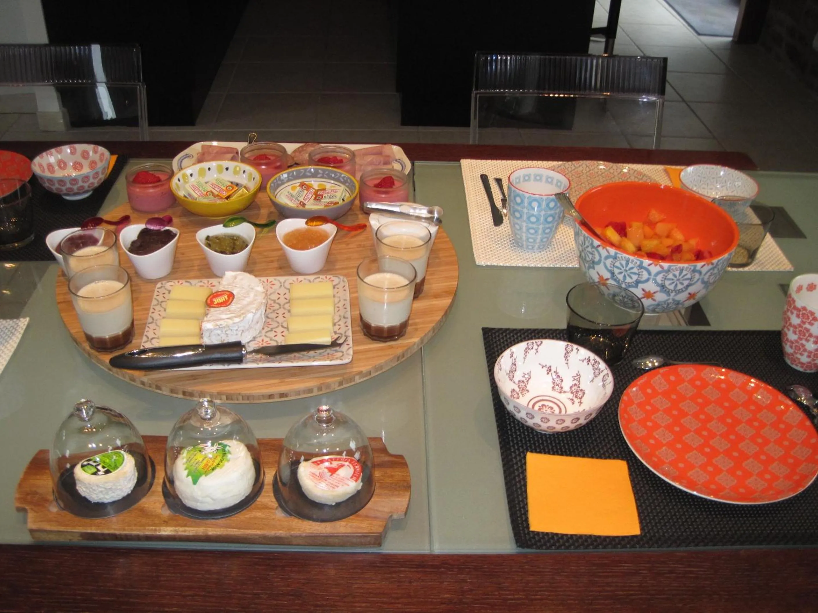 Continental breakfast in Le bouddha du lac