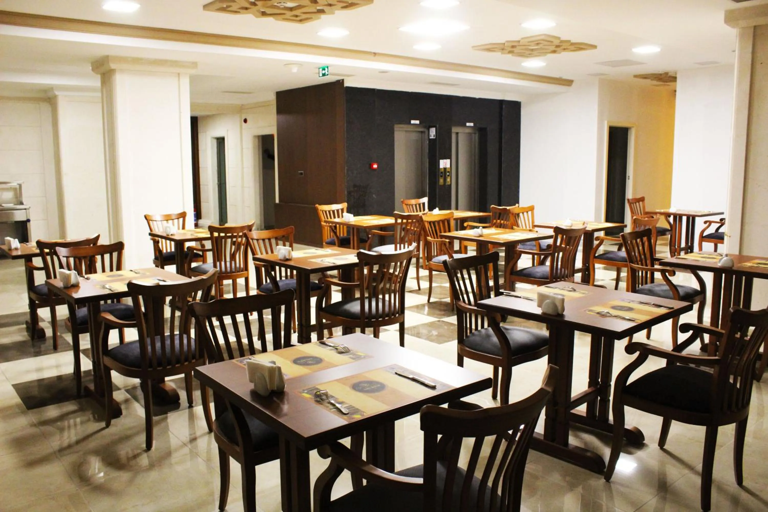 Restaurant/places to eat in Safa Royal Museum Hotel