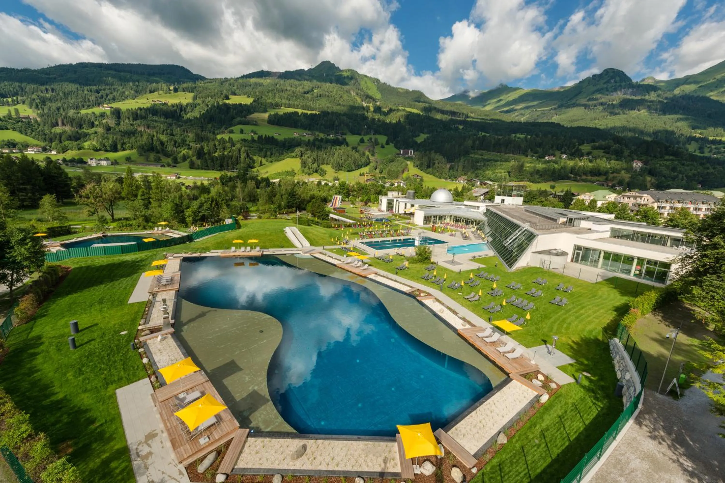 Pool view in Hotel Das Gastein - ganzjährig inklusive Alpentherme Gastein & Sommersaison inklusive Gasteiner Bergbahnen