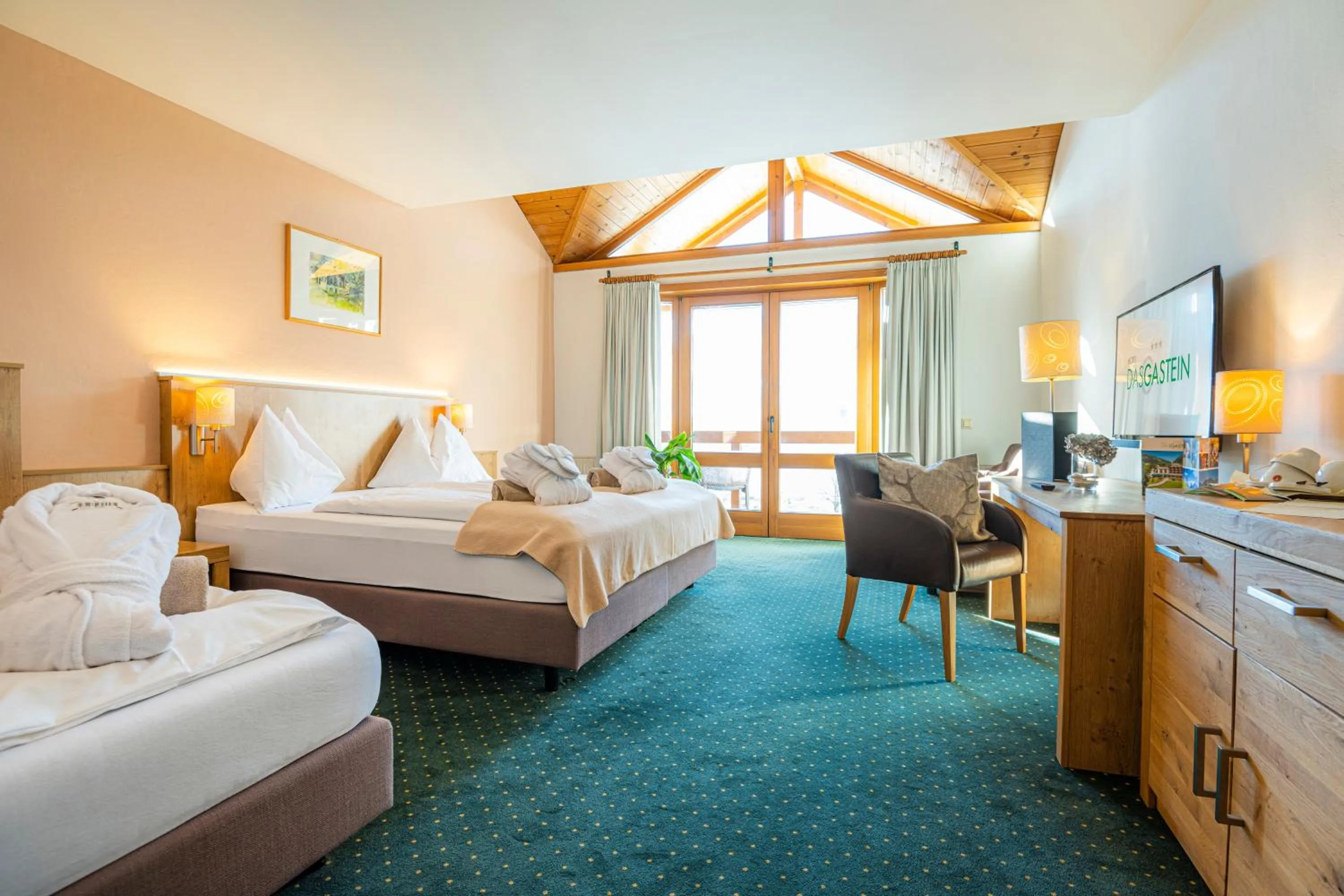 Photo of the whole room, Bed in Hotel Das Gastein - ganzjährig inklusive Alpentherme Gastein & Sommersaison inklusive Gasteiner Bergbahnen