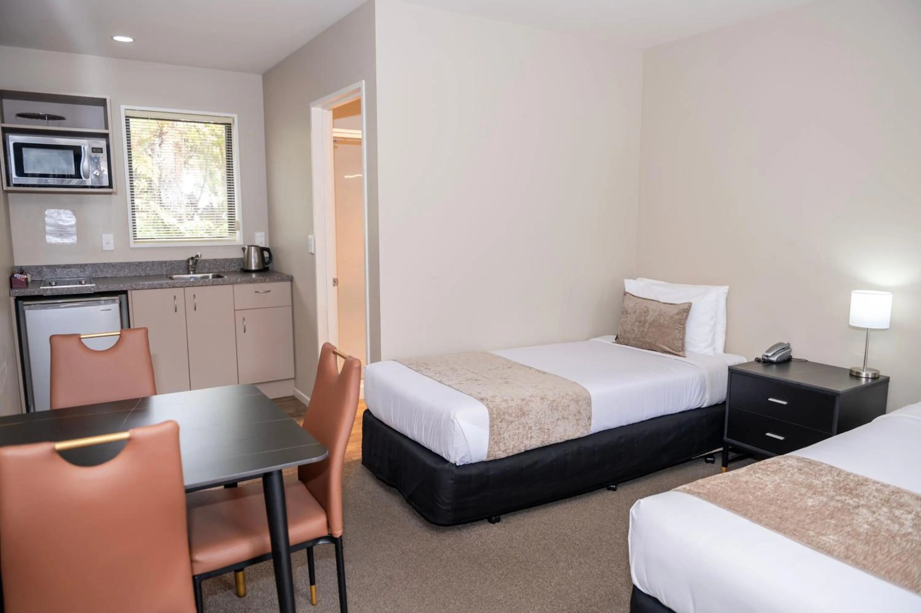 Kitchen or kitchenette, Bed in 58 On Cron Motel