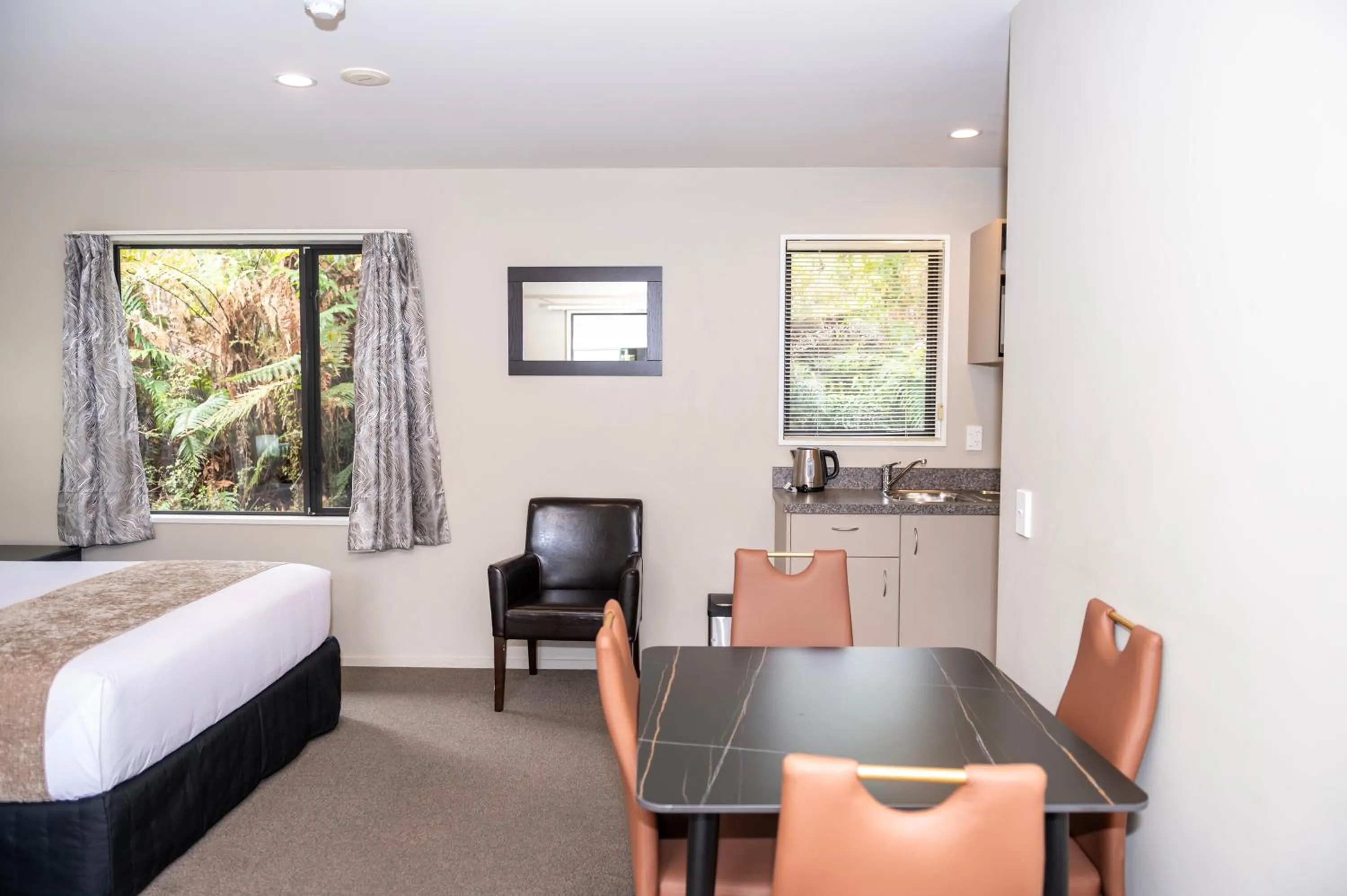 Dining area, Bed in 58 On Cron Motel