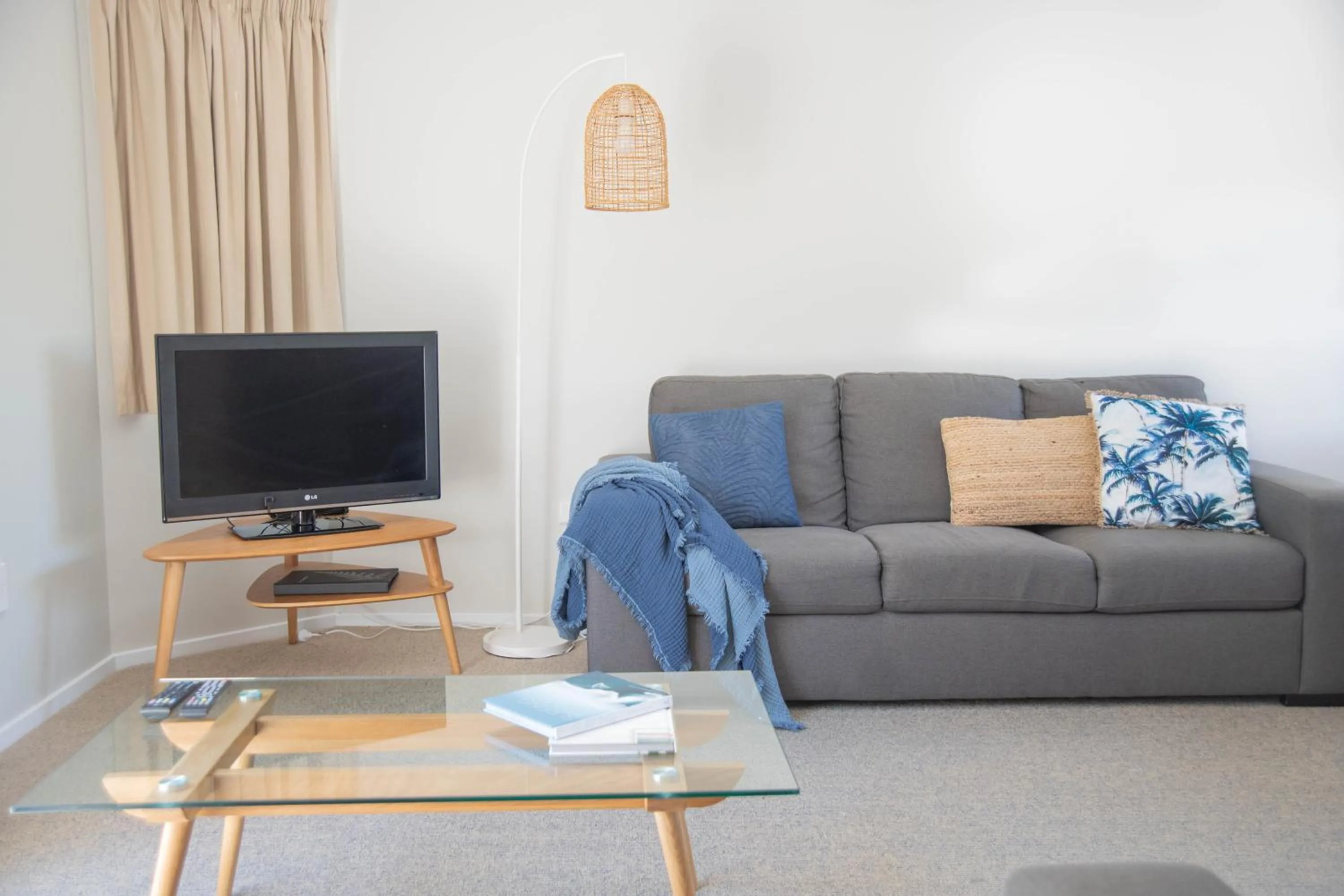 TV and multimedia in Raglan Sunset Motel and Conference Venue