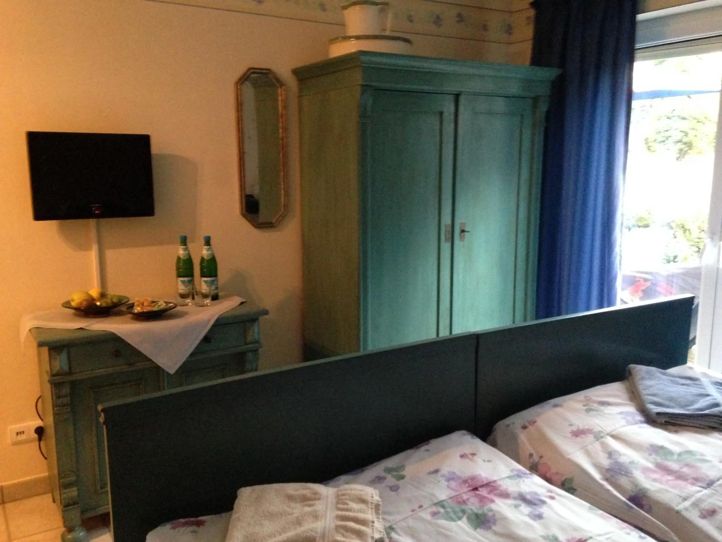 Photo of the whole room, Bed in The Place After the Race B&B