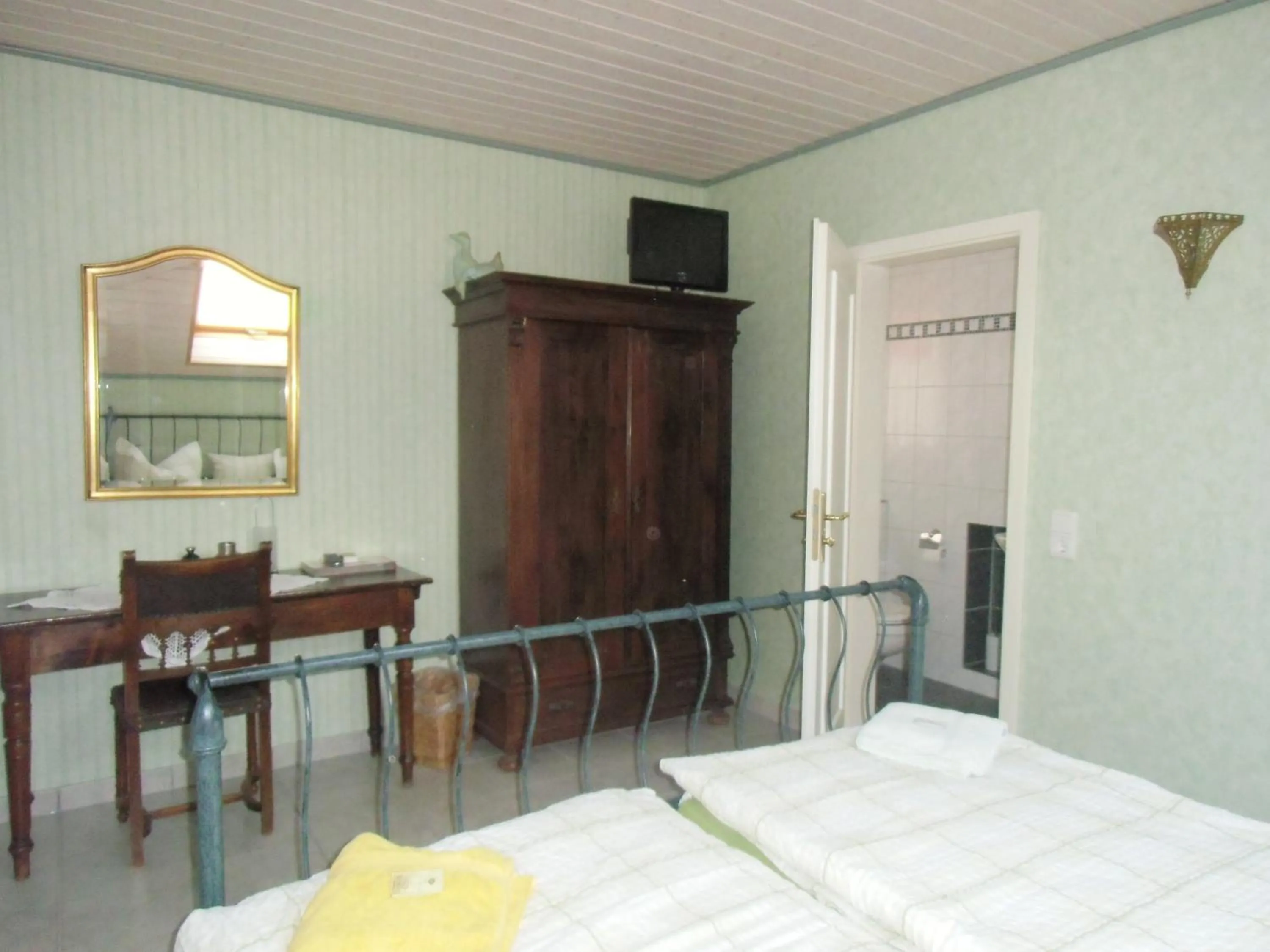 Photo of the whole room, Bed in The Place After the Race B&B