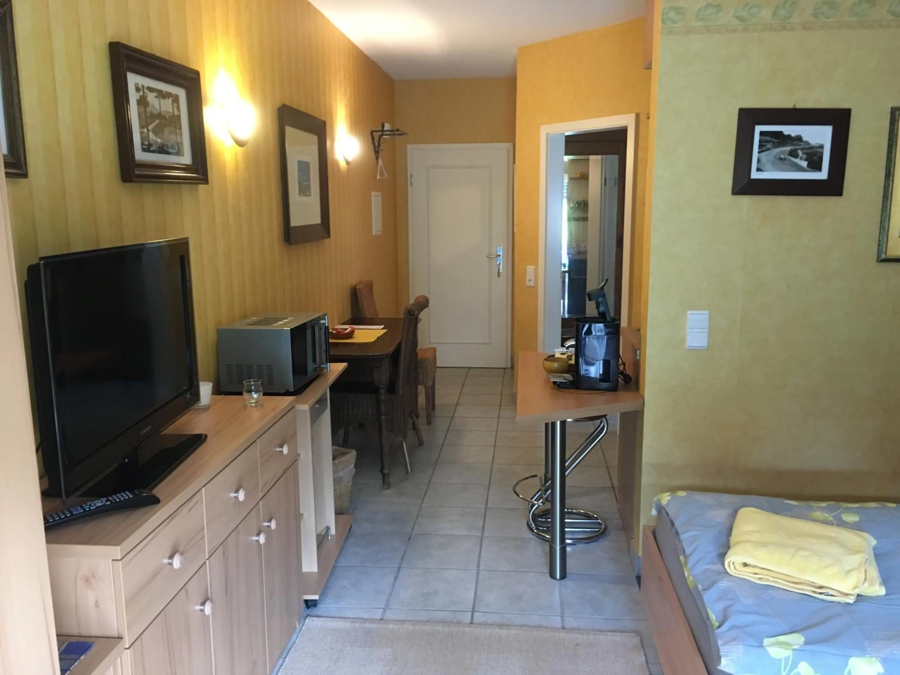 Photo of the whole room in The Place After the Race B&B