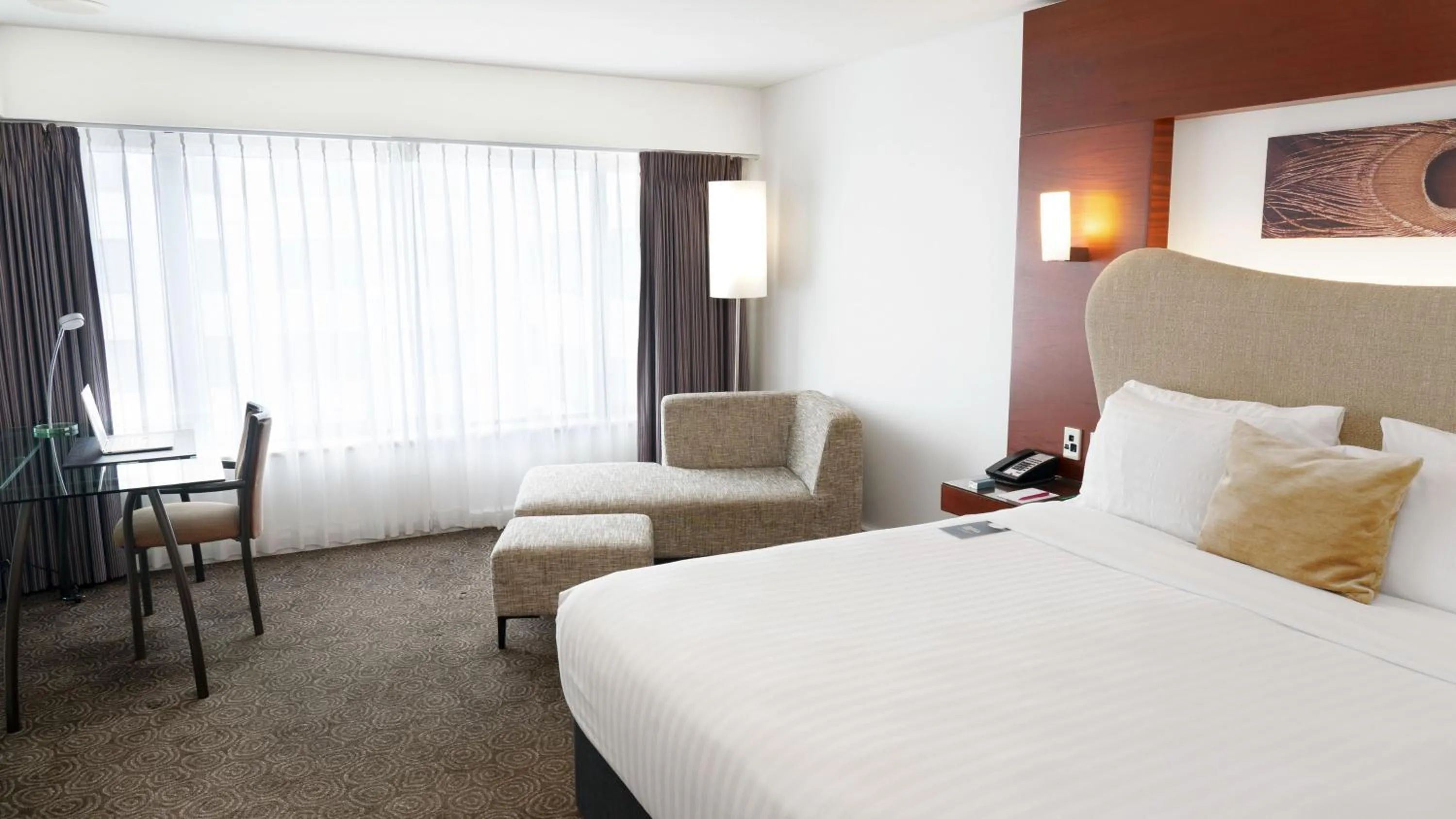 Bedroom, Bed in Crowne Plaza Auckland by IHG
