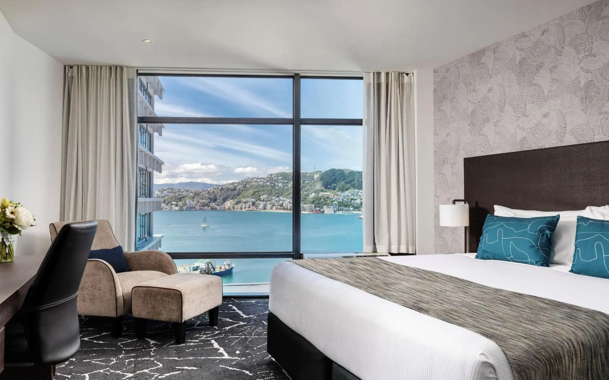 Deluxe King Room with Harbor View in Rydges Wellington Deluxe King Room with Harbor View in Rydges Wellington