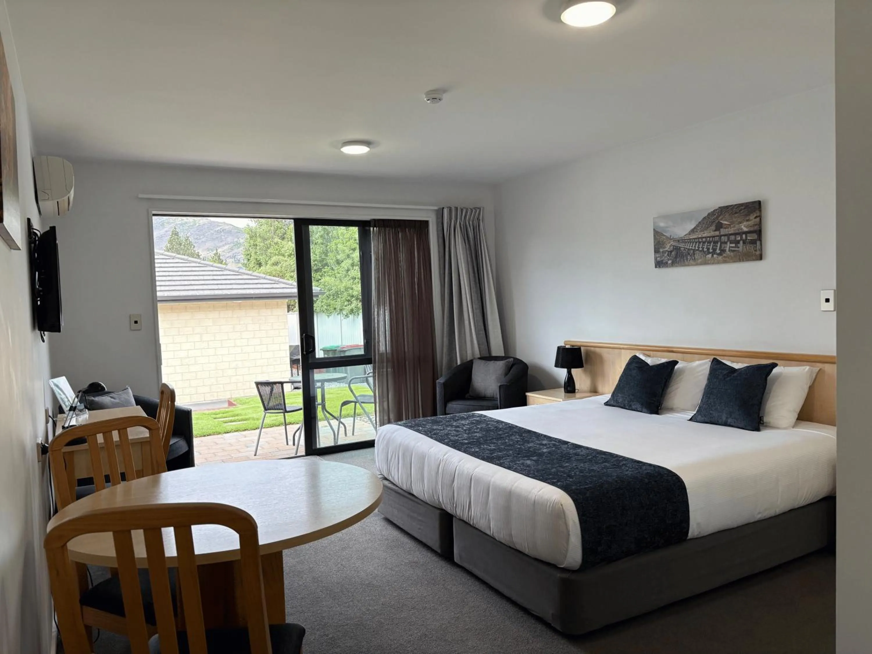 Bed in ASURE Central Gold Motel Cromwell