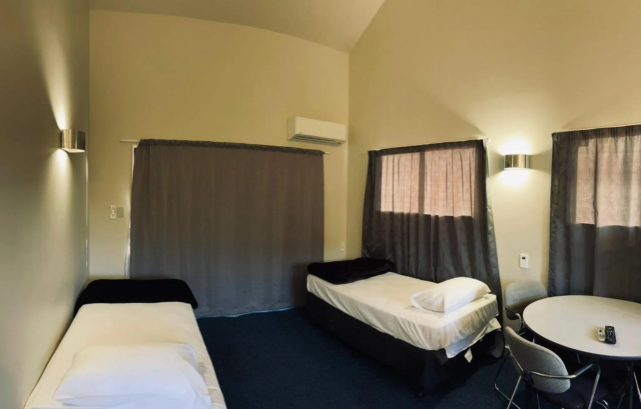 Living room, Bed in Rayland Epsom Motel