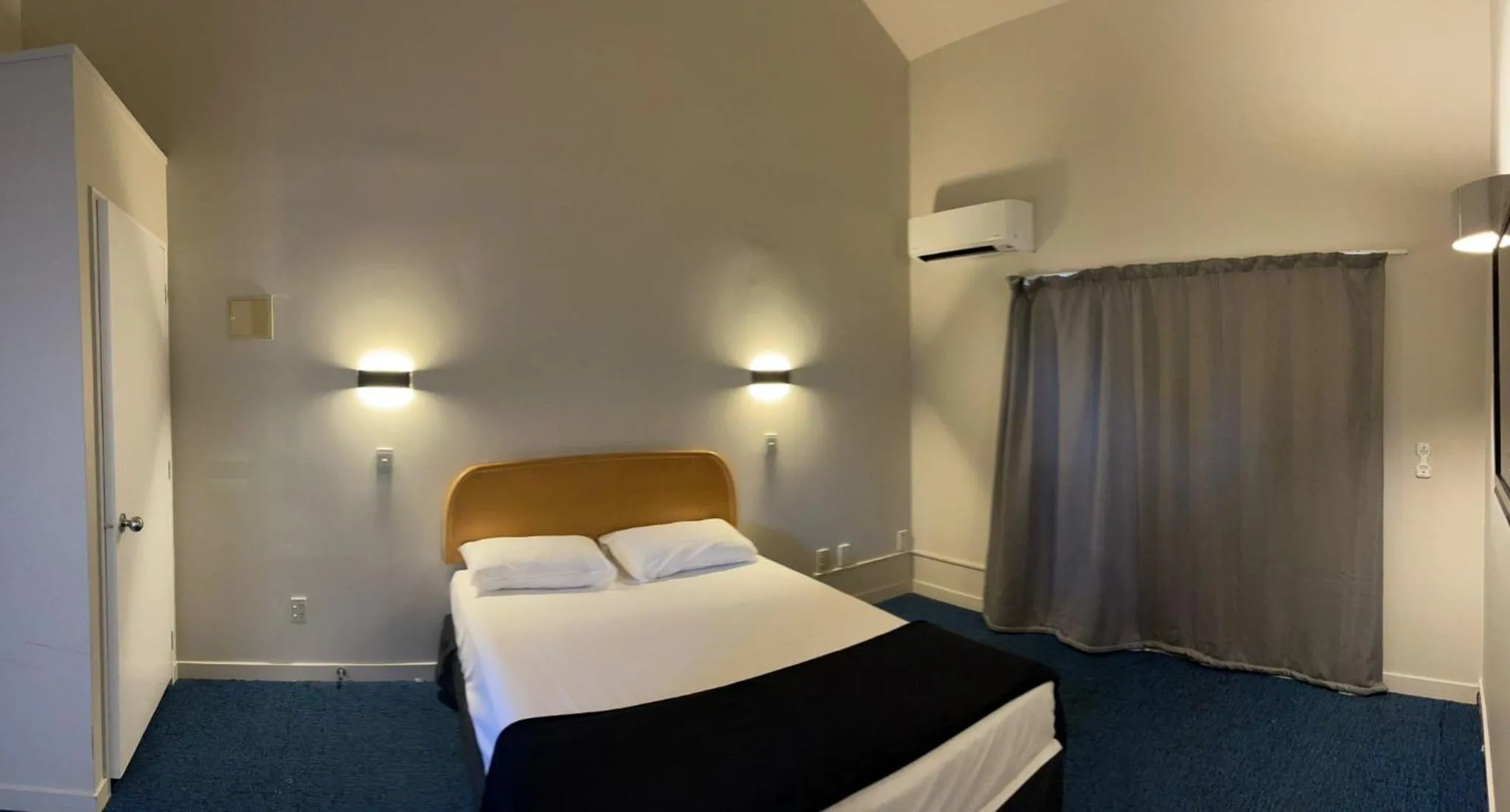 Bedroom, Bed in Rayland Epsom Motel