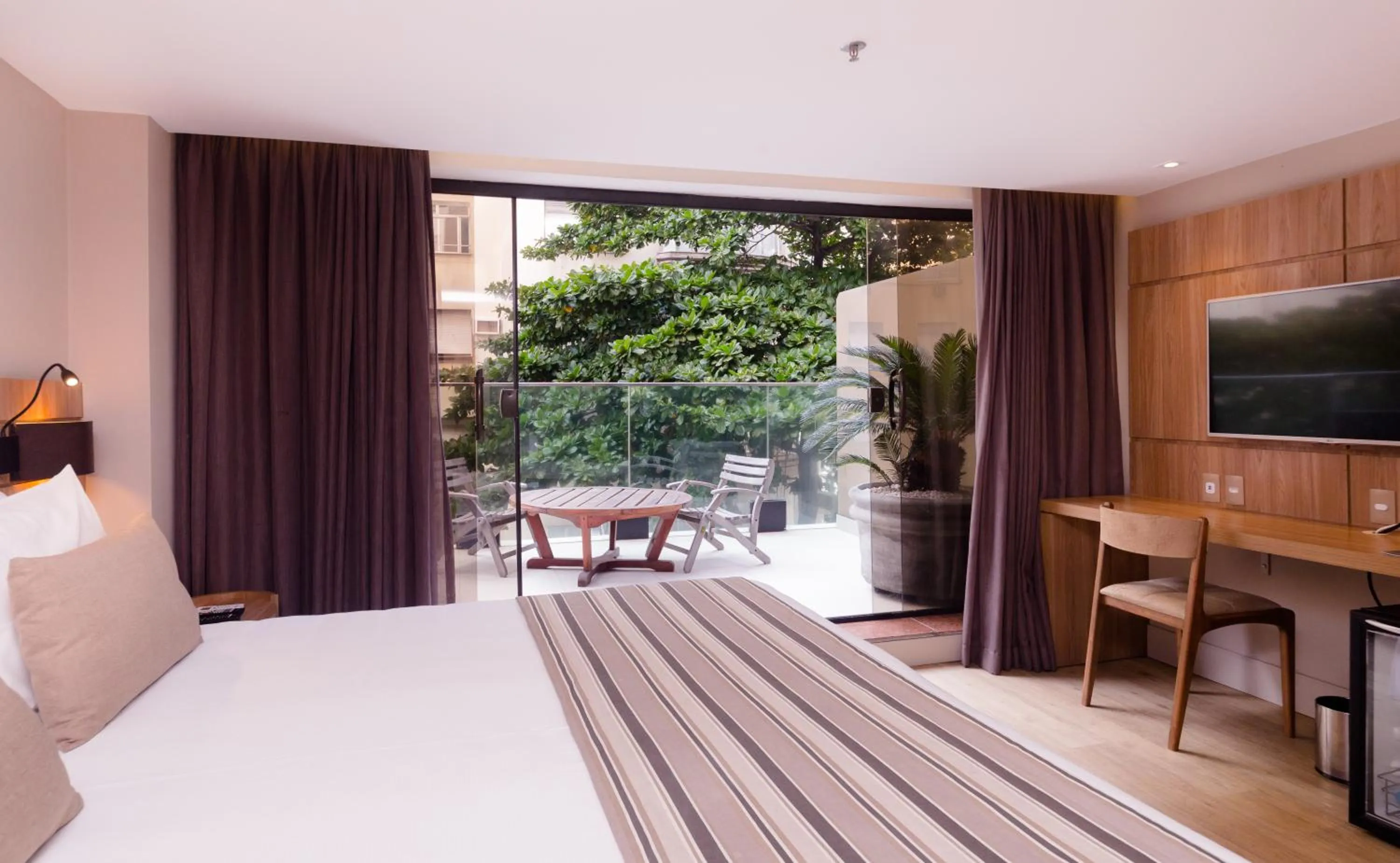 Balcony/Terrace, Bed in Ritz Copacabana Hotel