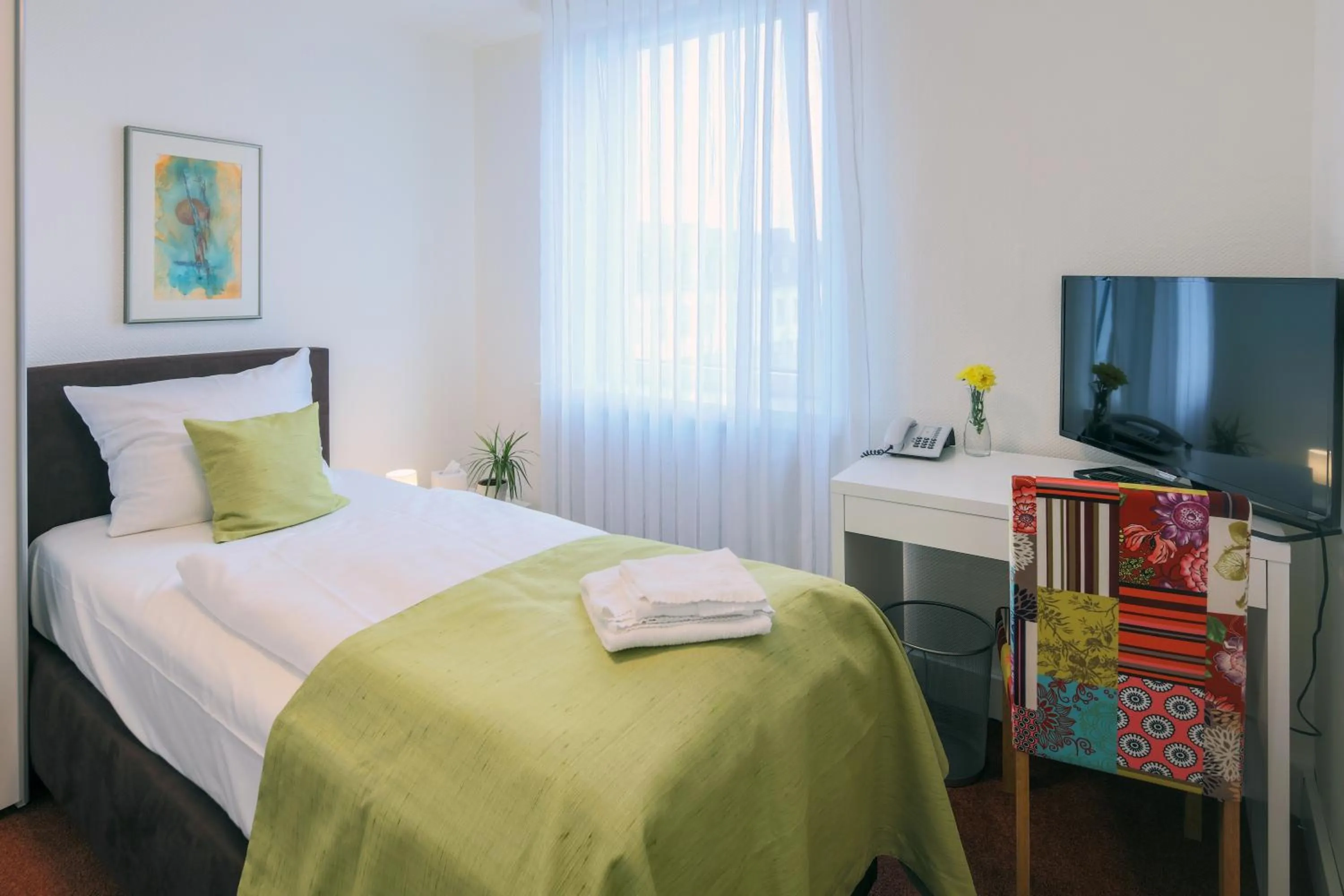 Photo of the whole room, Bed in Hotel Kleiner Markt