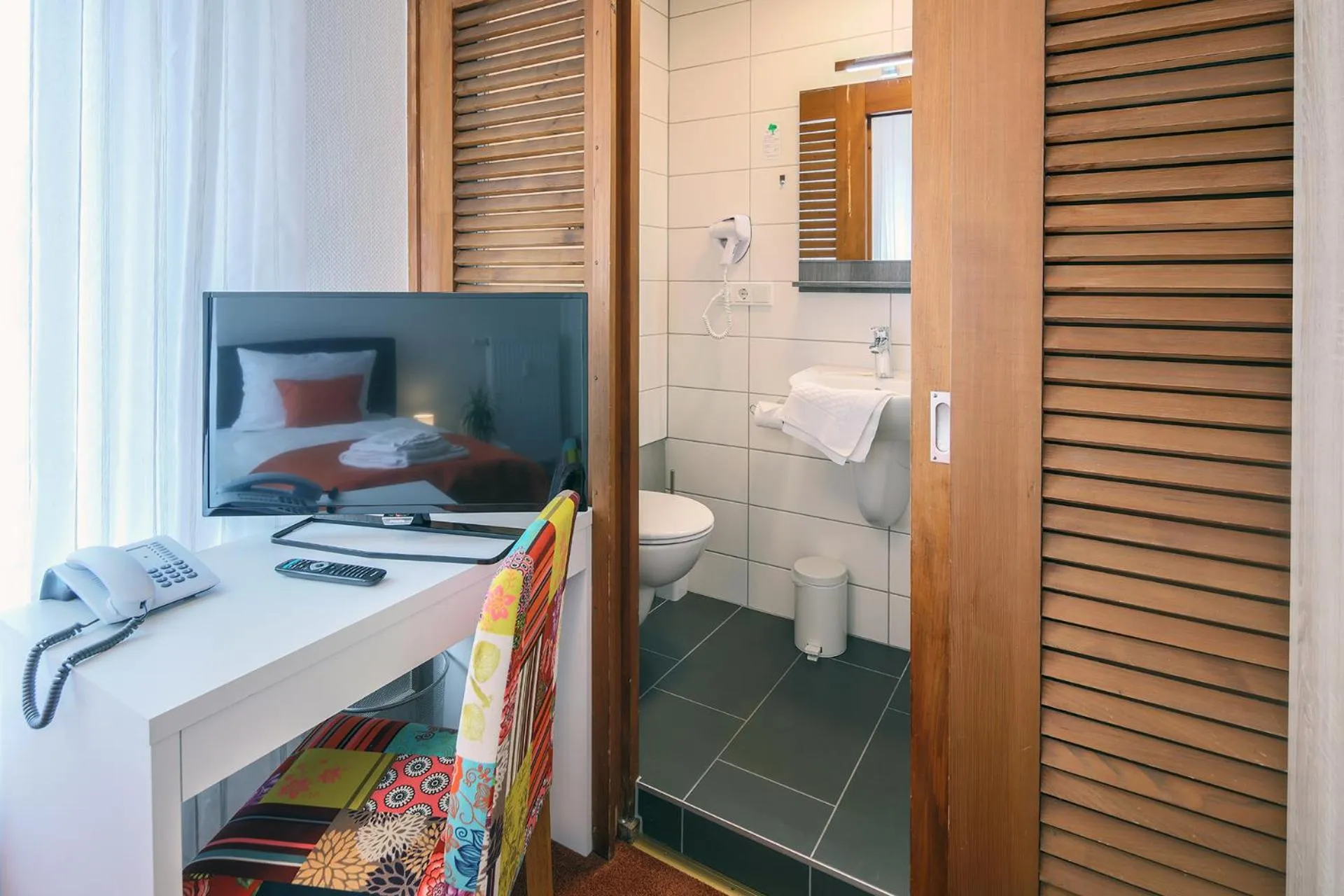 Toilet, Bed in Hotel Kleiner Markt