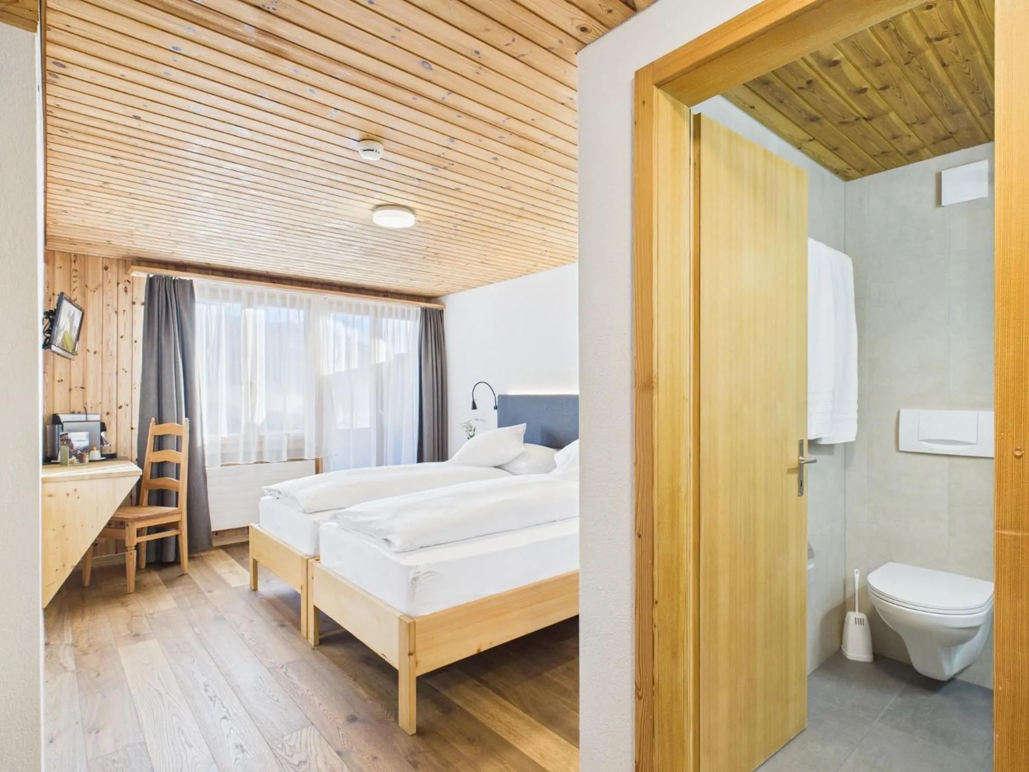 Toilet, Bed in Bergblick Lodge - 3 Sterne Garni - Neueröffnung