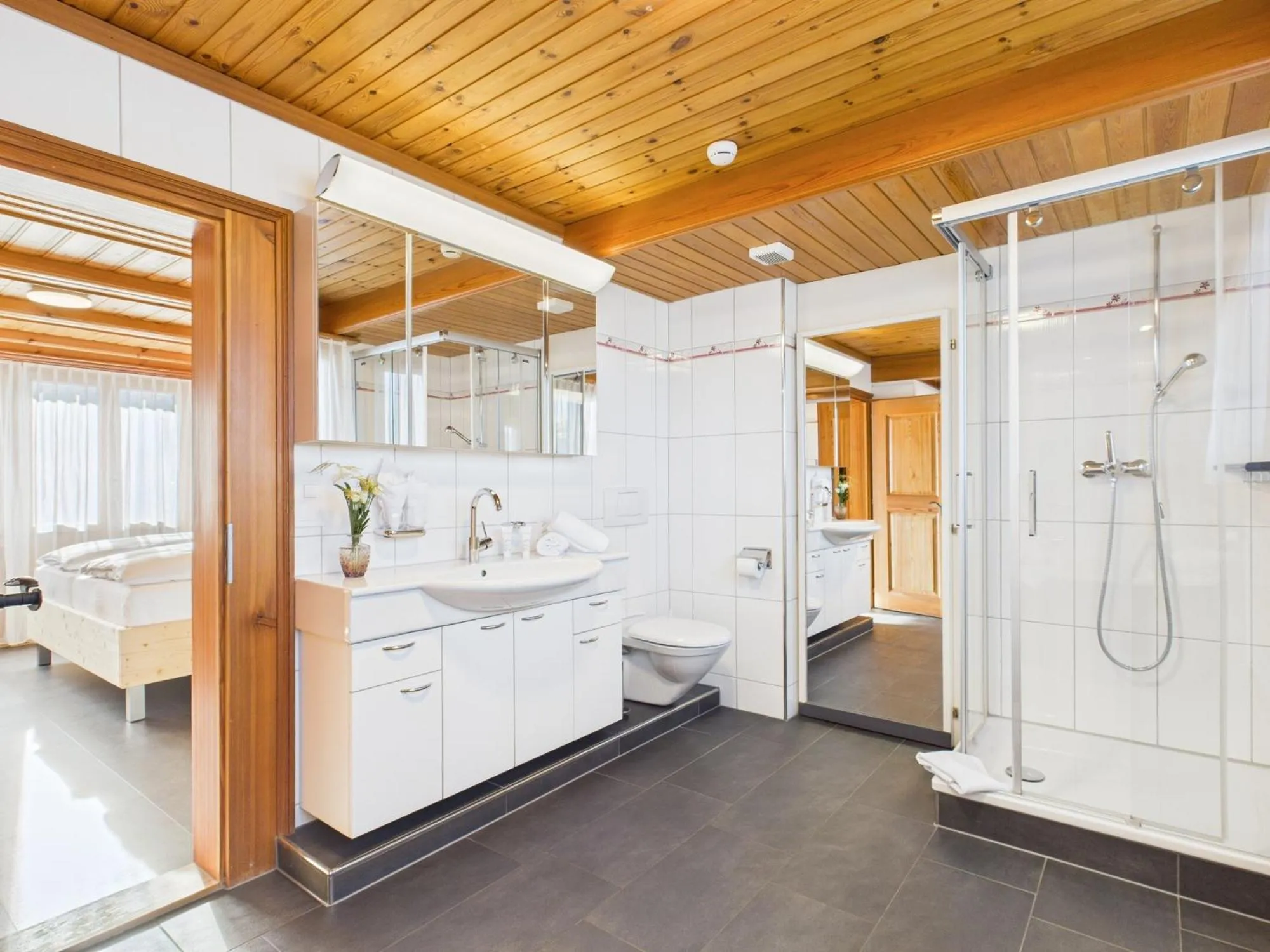 Shower in Bergblick Lodge - 3 Sterne Garni - Neueröffnung
