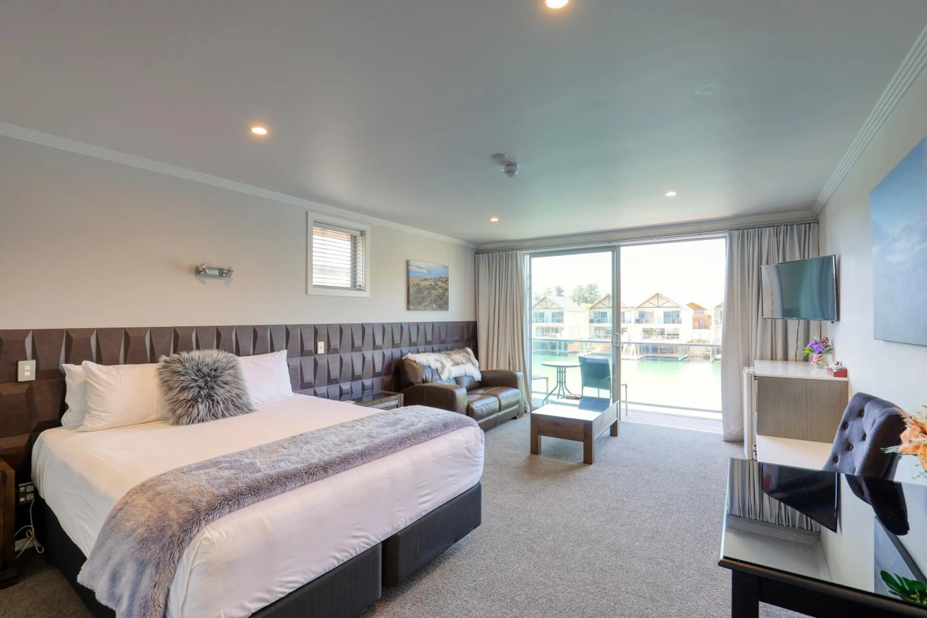 Photo of the whole room, Bed in Marsden Lake Resort Central Otago