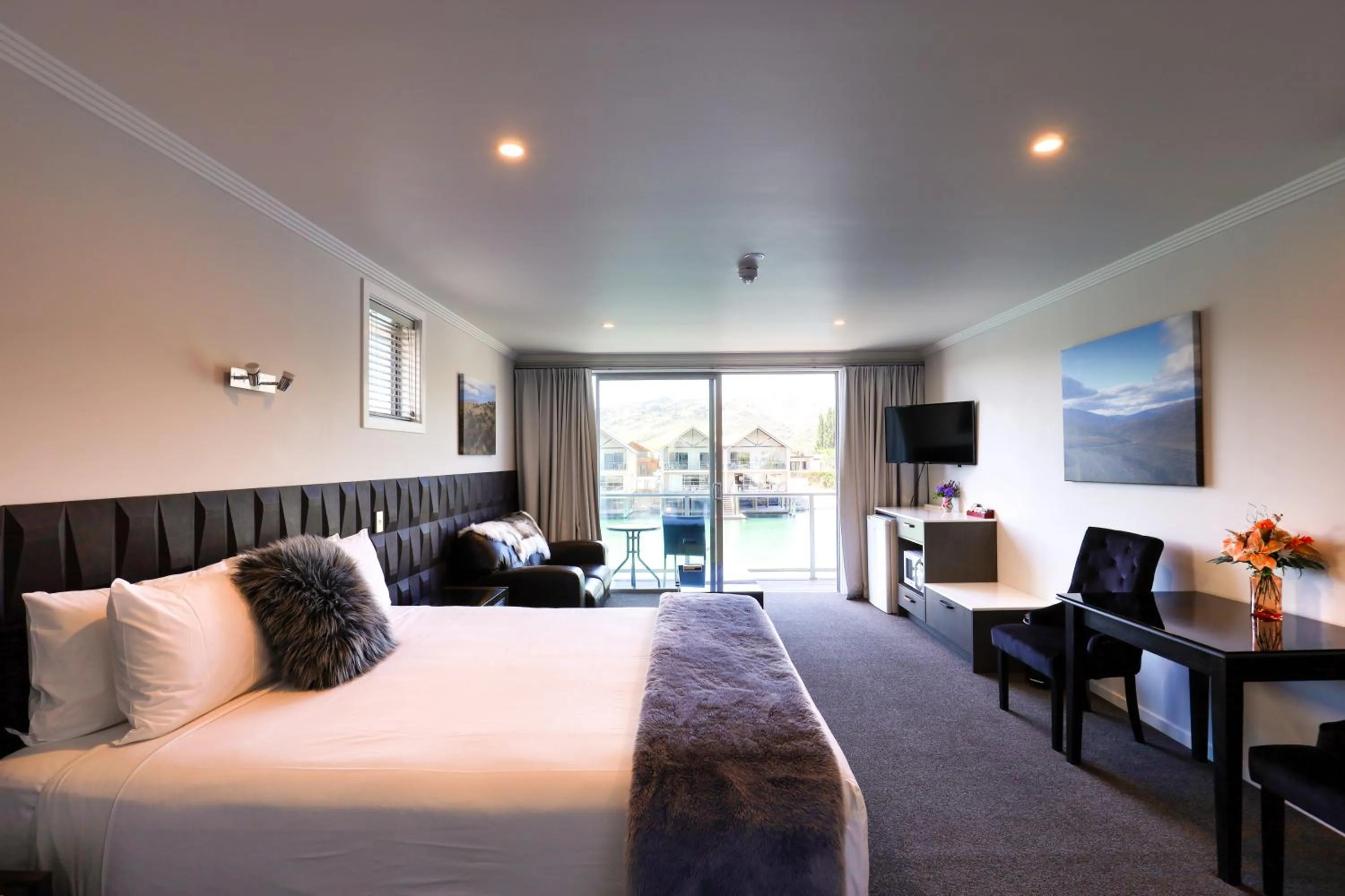 Photo of the whole room, Bed in Marsden Lake Resort Central Otago