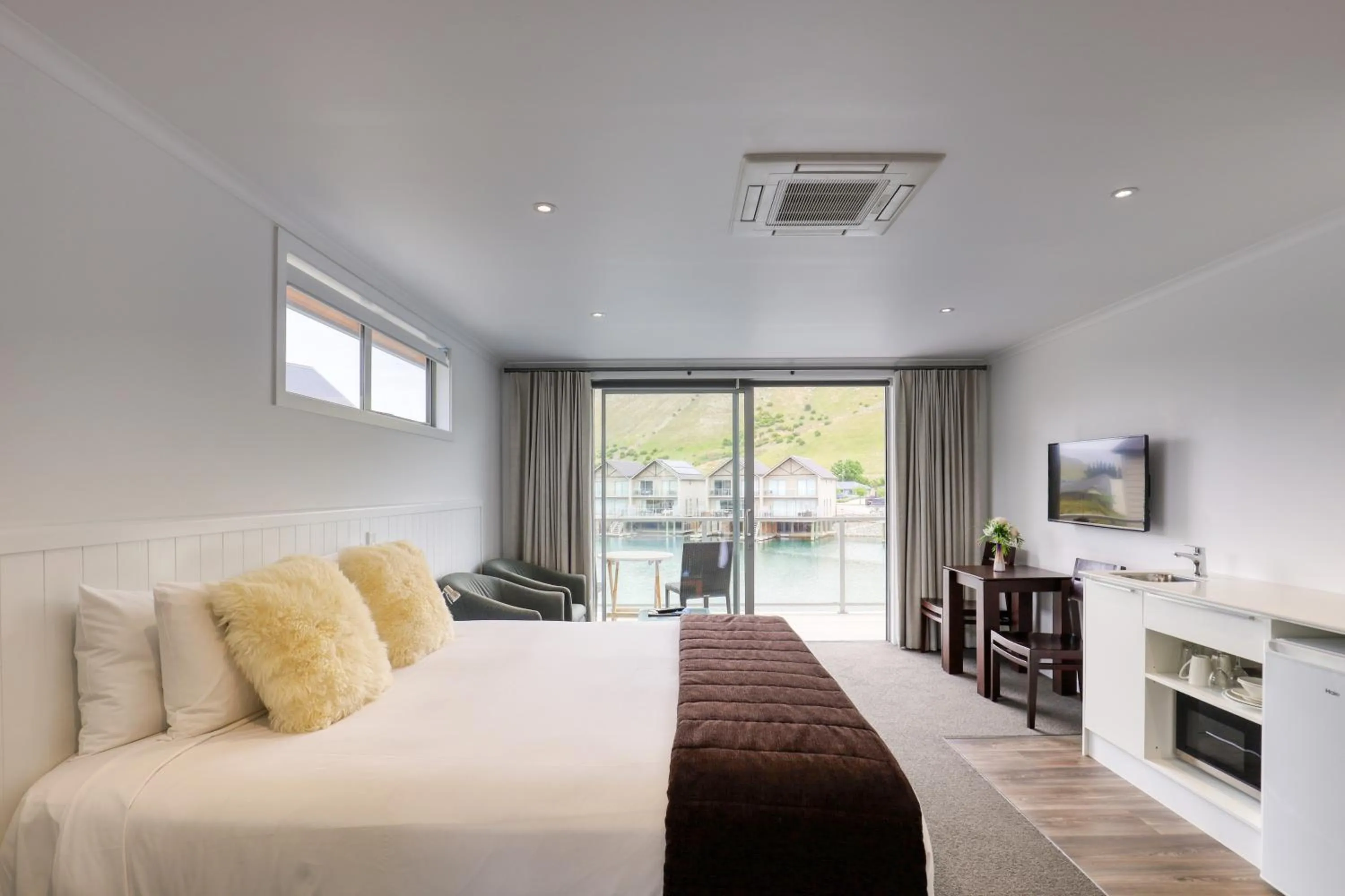 Photo of the whole room, Bed in Marsden Lake Resort Central Otago