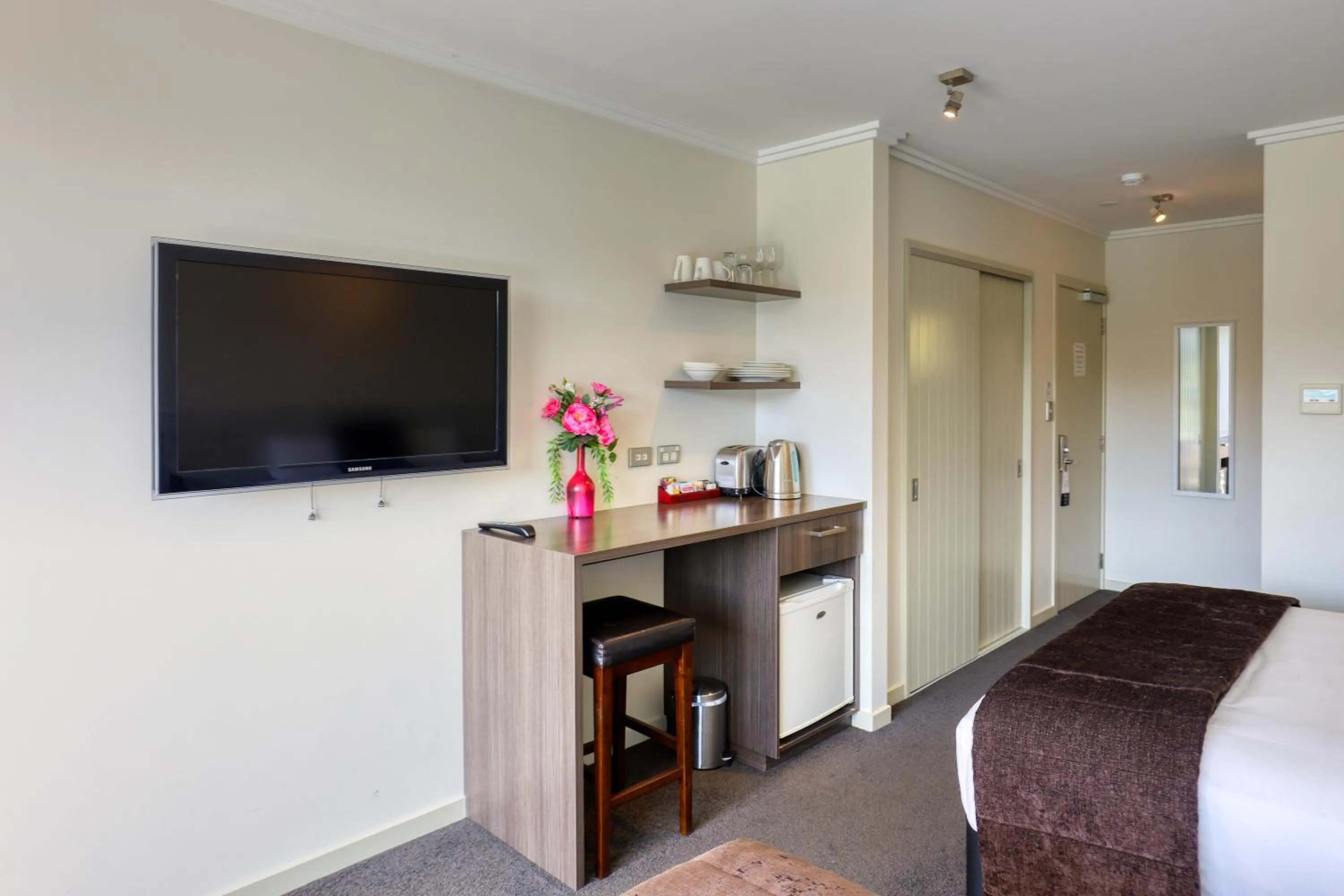 Kitchen or kitchenette, Bed in Marsden Lake Resort Central Otago